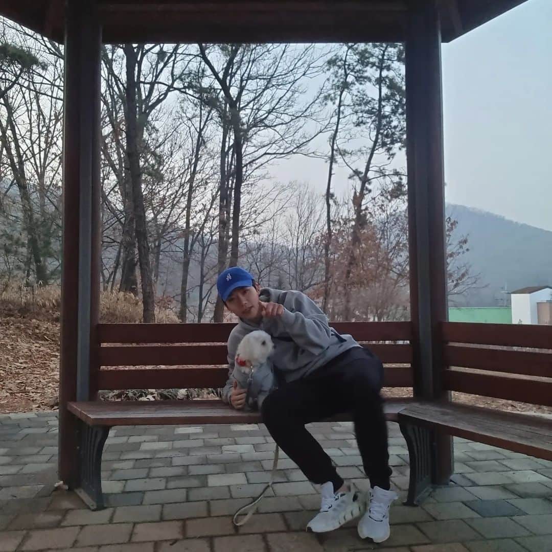 ロクヒョンさんのインスタグラム写真 - (ロクヒョンInstagram)「보리랑🐶🧢👨‍❤️‍💋‍👨🤍」3月9日 20時46分 - k_rockhyeon