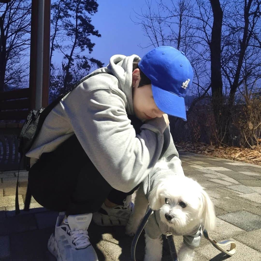 ロクヒョンのインスタグラム：「보리랑🐶🧢👨‍❤️‍💋‍👨🤍」