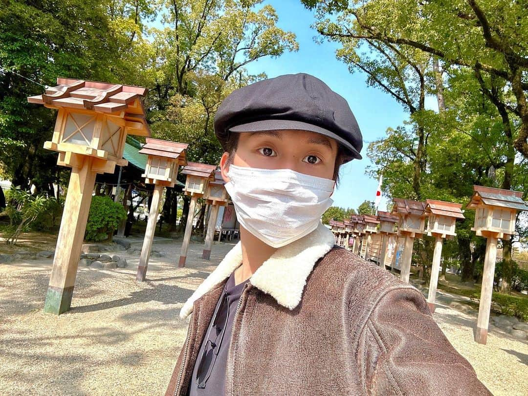 田村心さんのインスタグラム写真 - (田村心Instagram)「_ 「神戸あたたかい」 ⁡ 田村心です！！ ⁡ ⁡ 舞台『巌流島』 ⁡ ⁡ 名古屋公演 ありがとうございました！！ ⁡ ⁡ センチュリーホール。 今回1番広い会場。 ⁡ ⁡ 約3000人キャパの会場で 満席の客席 ⁡ ⁡ ⁡ 嬉しくなりました。 皆さんからたくさんパワーをいただきました。 ⁡ ⁡ ⁡ 名古屋も 皆さんのコメントを見ながら 何を食べようか どこに行こうかと 毎日考える日々が楽しかったです。 ⁡ ⁡ ⁡ ありがとうございました！！！ ⁡ ⁡ ⁡ 名古屋の神社は ⁡ ⁡ ⁡ 豊国神社 別小江神社 伊奴神社 ⁡ ⁡ ⁡ 行かせていただきました。 ⁡ ⁡ ⁡ あと2箇所 どうしても行きたい神社があったのですが 自分が時間配分ミスしたのと ⁡ あまり時間が取れず ⁡ 今回は3箇所お参りさせていただきました。 ⁡ ⁡ ⁡ ⁡ ⁡ なのでまた名古屋来たいです！！！！ ⁡ ⁡ ⁡ ⁡ そして今日から 神戸に来ました！！ ⁡ ⁡ 神戸に来る前に 隼人くんにお声をかけていただき 2人旅しました。 ⁡ ⁡ とてもとても素敵な時間を過ごして かなりリフレッシュできました！！！！ ⁡ ⁡ ⁡ ⁡ ⁡ 神戸公演も頑張れそうです！！！ ⁡ ⁡ ⁡ ⁡ ⁡ 神戸の皆さま 美味しいご飯や神社おしえてください！！！！ ⁡ ⁡ ⁡ では！！！！」3月9日 20時47分 - shin_tamura_official