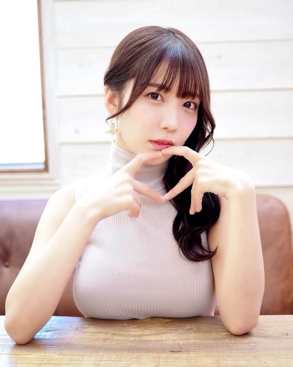 天羽希純のインスタグラム：「会議中このサインしたらラブってこと🫶  #私服 #オフィスカジュアル」