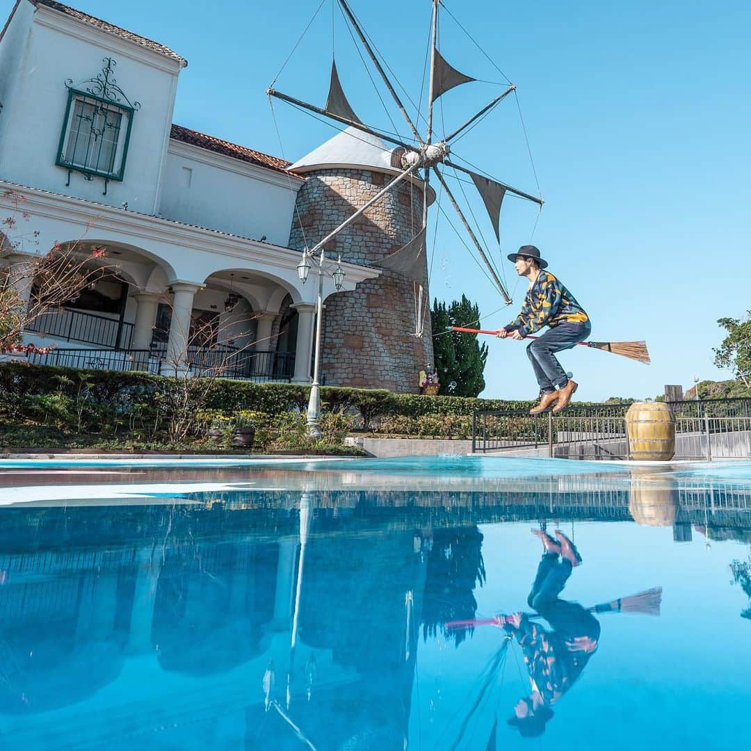 halnoのインスタグラム：「志摩スペイン村🇪🇸と言えば、名前は知ってるけど行ったことない。って人がほとんどでしょ。 最近まではそのパークのクオリティやサービスが最高すぎてお客さん自身が超赤字なのではと心配になるくらいに、高い満足度✨しかし園内はいつも超閑散としてて誰もいないから『1分も並ばずに遊び尽くせるテーマパーク』として話題になりなった、三重県の志摩スペイン村の逆襲が始まりました🔥🔥 ・ 第一弾としてVtuberの周央サンゴさんとのコラボで来場者数が2.5倍、1日40本売っていた世界一うまいと噂のチュロスが1日1000本と大躍進してトップニュースにもなりました👏👏👏 ・ その勢いは止まりません‼️なんと第二弾として（？）私halnoと、相棒@6151 さんによる新企画【Photogenic parque】がローンチされました‼️‼️ いつもと違う角度で見れば、新しい世界が広がる。 志摩スペイン村は、撮影スポットの大宝庫なんです。 その魅力をたくさんの写真と共に紹介した特別サイトが公式サイト内に開設されました。 ・ 三重県は若干の交通の便がアレでアレではございますが、魅力あふれる県です。 この春、近鉄に乗って、志摩スペイン村で、最高に楽しい思い出を作ってみてはいかがでしょうか☺️ ・ 僕のトップページのリンクから直接サイトに飛べるよ！ ・ ・ Shima Spain Mura🇪🇸 is a theme park located in Mie Prefecture, where you can enjoy Spanish culture while in Japan. The quality and service at that park is the best✨. The park is always so deserted and empty, however, that Shima Spain Mura in Mie Prefecture, which became a hot topic as "a theme park where you can play to the fullest without waiting in line for even a minute," has struck back 🔥🔥. The first phase of the project is a series of events that will be held at Shima Spain Mura. As a first step, the number of visitors increased by 2.5 times in collaboration with Vtuber Shuoh Sango, and the number of churros, rumored to be the best in the world, increased from 40 sold per day to 1000 sold per day, making headlines 👏👏👏👏. ・ The momentum hasn't stopped. ‼️ What a great second (?)! I, halno, and my partner @6151 have launched a new project [Photogenic parque] ‼️‼️ If you look at it from a different angle, a new world opens up. Shima Spain Village is a treasure trove of photo spots. A special website has been launched on the official website to introduce the charm of Shima Spain Village with many photos. The site is a great place to take pictures. Mie Prefecture is a prefecture full of attractions, although the transportation is a bit of a problem. This spring, why don't you take the Kintetsu Line to Shima Spain Mura and create the most enjoyable memories? ☺️ I'm sure you will have a great time at Shima Spain Village. You can jump directly to the site from the link on my top page! ・ @shima.spain.village Thanks @6151 動画編集アヤタくん@ayata422  ・ #志摩スペイン村 #周央サンゴ #三重県 #Pr」