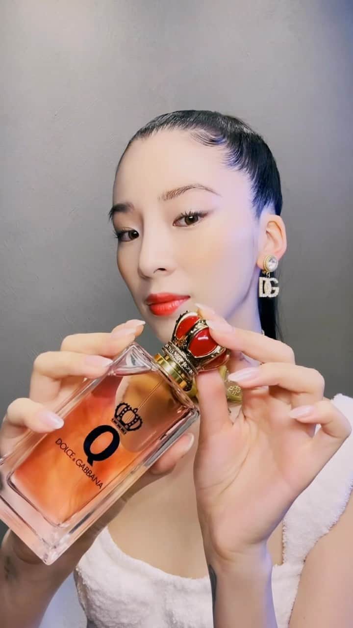 アイリーン・キムのインスタグラム：「Get ready with #DGBeauty.   @ireneisgood wears: Velvetskin Foundation Sateen 125 Felineyes Intense Eyeshadow Quad Vulcano Stromboli 1 The Brow Liner Brown  Felineyes Eyeliner Stylo Nero 1 Passioneyes Intense Volume Mascara Nero Sicilia 1 Blush of Roses Apricot 500 The Only One Sheer Lipstick Juicy Strawberry 623 #QbyDolceGabbana  #DolceGabbana #DGMakeup」