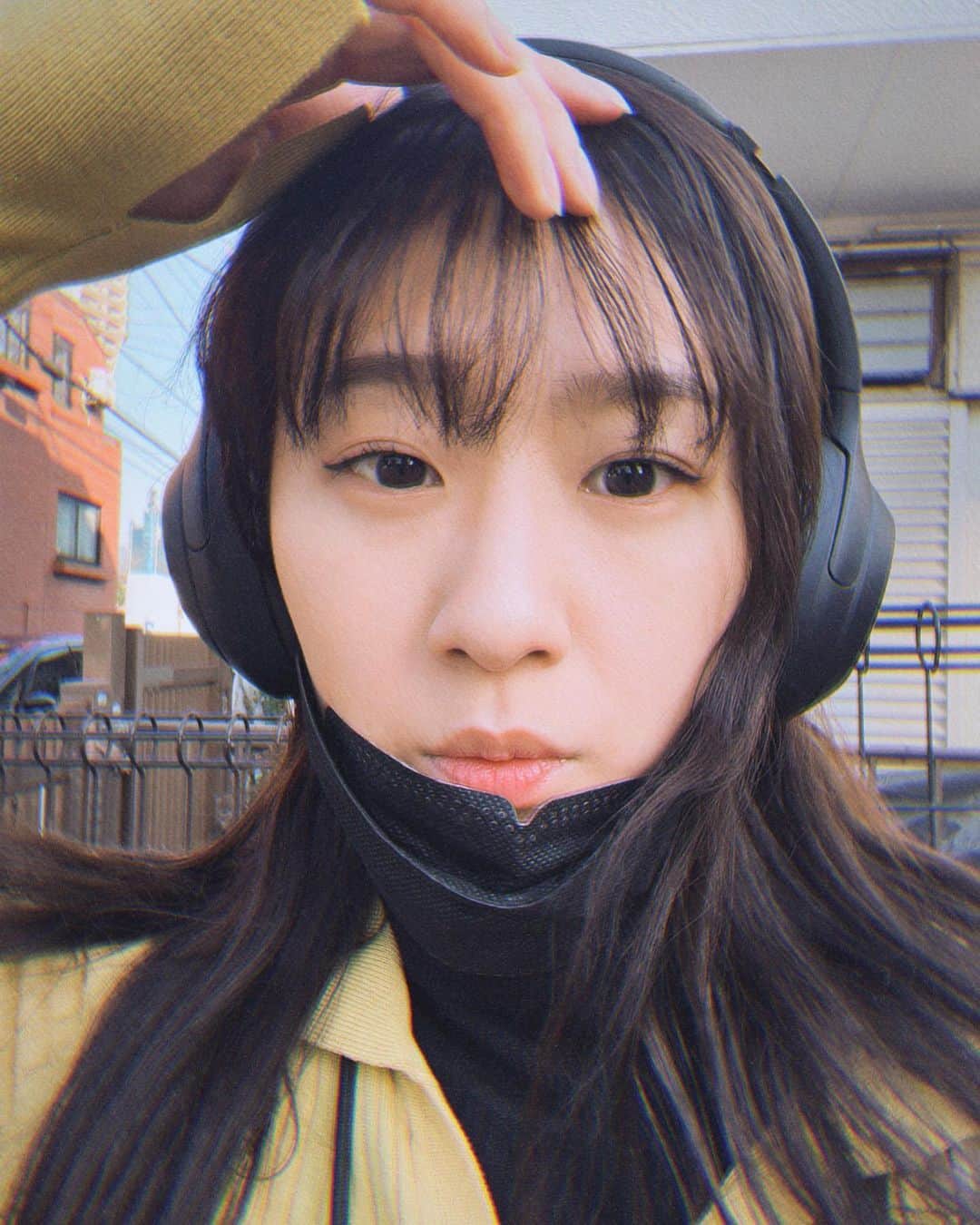 のインスタグラム：「今日はとっても良き一日だった🫶🏻 あったかくてついつい春物に手を出したりなんかして。 花粉症に襲われてマスクを外したもんならムズムズの刑に処されますが、鼻をつまんで阻止しています😶‍🌫️」