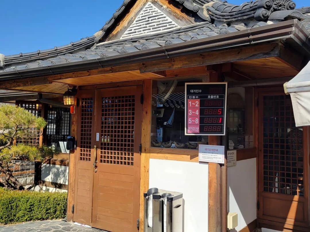 田辺岬さんのインスタグラム写真 - (田辺岬Instagram)「🇰🇷 . 全州ビビンバ😋  2回目の전주한옥마을で❣️ 前回、前を通りかかった時に人がたくさん並んでいたのでここにしてみました🥰 お店を入ってすぐに受付の人がいるので人数を伝えて番号札を受け取るだけ✌️ 15～20分待ちました☺️ 提供もすごく早いので回転率がとてもいいです🙆‍♀️  息子はビビンバ食べられないから、トッカルビとご飯🍽️  見た目がすごーく綺麗だし美味しかった😳✨️ビビンバ大好き💕 . #全州#韓国在住#韓国生活」3月9日 20時57分 - t.misaki815