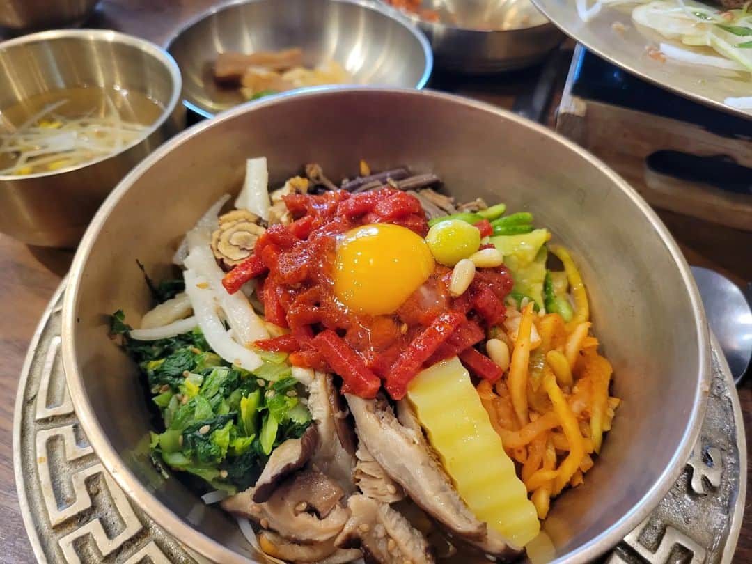 田辺岬のインスタグラム：「🇰🇷 . 全州ビビンバ😋  2回目の전주한옥마을で❣️ 前回、前を通りかかった時に人がたくさん並んでいたのでここにしてみました🥰 お店を入ってすぐに受付の人がいるので人数を伝えて番号札を受け取るだけ✌️ 15～20分待ちました☺️ 提供もすごく早いので回転率がとてもいいです🙆‍♀️  息子はビビンバ食べられないから、トッカルビとご飯🍽️  見た目がすごーく綺麗だし美味しかった😳✨️ビビンバ大好き💕 . #全州#韓国在住#韓国生活」