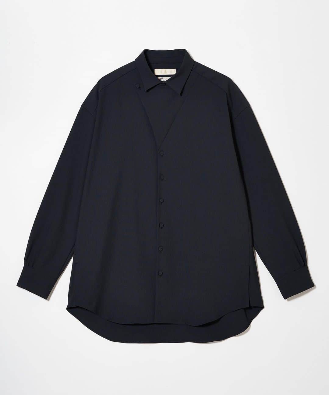 メアグラーティアのインスタグラム：「meagratia 23SS Flap shirt col. blk  襟元のデザインが特徴的なワイドシャツ。襟元のフラッ プは開けて着ることも閉めて着ることもできる2way仕様 です。ややシャリ感がありドライタッチのポリエステル オックスを使用しています。 同素材のパンツ23231-0602とのセットアップもおすすめ です。  material Polyester 100%  #meagratia #23ss」