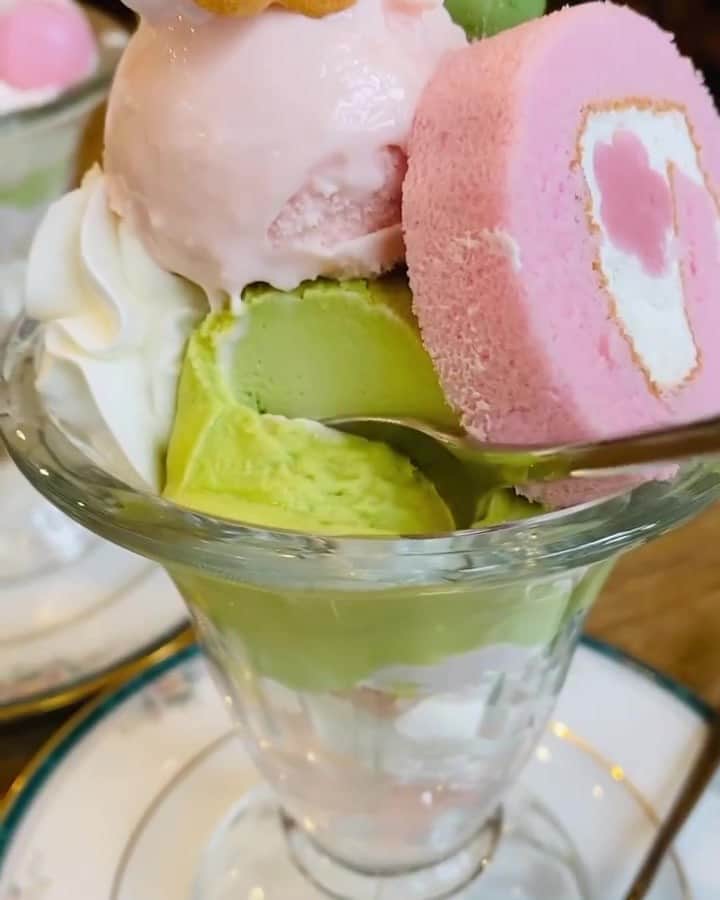 RETRIP<リトリップ>グルメのインスタグラム：「【RETRIP×福井】 今日ご紹介するのは、福井にある「Rose Cafe 風のガーデン」です。 こちらは「さくらパフェ(1,100円)」と「すみれスカッシュ(450円)」です。パフェには、さくらの形のクッキーやさくらのミニロールケーキ、三色団子が乗っており、春を感じさせますね。すみれスカッシュもフローラルな香りや爽やかな炭酸が春色全開です。 〈スポット情報〉 住所：福井県越前市芝原5-14-54 最寄り駅：スポーツ公園駅 営業時間：8:00-18:00 定休日：月曜、第1第3日曜 予算：¥500- 予約：可能 ※投稿時の情報となります。 ・ photo by @yumi_0130 ・ 全国で話題のスイーツを紹介しているアカウントです！他の投稿はこちらから！>> @retrip_gourmet ・ RETRIPでは「おでかけ」に関する様々な情報を発信しています。 ぜひ他のアカウントもチェックしてみてください。 ・ @retrip_hokkaido_ 北海道のおでかけグルメスポットを紹介 @retrip_nagoya_ 名古屋のおでかけグルメスポットを紹介 @retrip_kyoto_ 京都のおでかけグルメスポットを紹介 @retrip_osaka_ 大阪のおでかけグルメスポットを紹介 @retrip_fukuoka_ 福岡のおでかけグルメスポットを紹介 @retrip_dinner 全国の話題のごはんを紹介 @retrip_news 最新のおでかけ情報を紹介 @retrip_nippon 日本の絶景を紹介 @retrip_global 海外の絶景を紹介 @retrip_gourmet 全国の話題のスイーツを紹介 @retrip_cafe 全国のおしゃれなカフェを紹介 ▼RETRIP[リトリップ]のアプリは AppStore、GooglePlay「リトリップ」で検索！ プロフィールのURLからもダウンロードできます ・ ・ ・ #RETRIP #リトリップ #retrip_nippon」