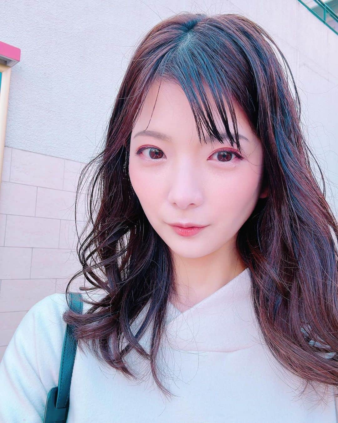 美蘭レンナさんのインスタグラム写真 - (美蘭レンナInstagram)「暖かくて気持ち良いですね🌸 春が近づくと明るい気持ちに☺️☺️ 花粉が少ない日だと尚良し🙆‍♀️💕 . . クラランスの フィックスメイクアップ、 カメリアコレクションをついにGETしました😍✨  大好きな椿柄のデザインに惹かれて購入しましたが、 さすが大人気商品‼︎ 本当にメイク崩れなく香りも上品で素敵☺️ .  今年の花粉はひどい時は 目と鼻以外にお肌にくるので、 顔を触っちゃうんですよね😢 それでも崩れないからさすがです💗  ハンドクリームも買っちゃいました💕💕 店頭で頂いたメッセージカードの中にお花の種が入ってて、 そのまま植えるとお花が咲くのだそう🥰🥰🥰 もう少し暖かくなったら鉢植えします🪴☀️ . . . #春#3月 #るんるん #クラランス #フィックス #メイクアップ #カメリア #カメリアコレクション #prでなく本当の#オススメ#商品 #椿#お花#鉢植え #花粉症対策」3月9日 21時02分 - renna_miran33