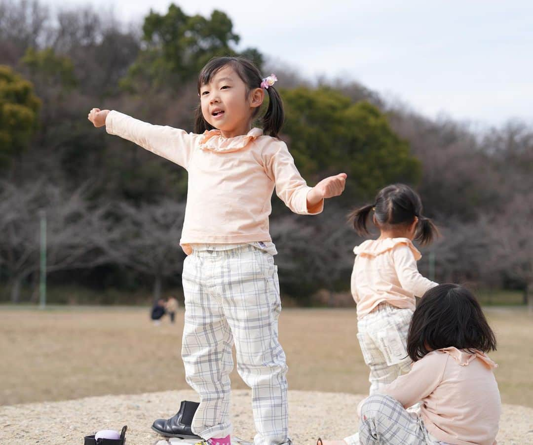 ひろぴーファミリーさんのインスタグラム写真 - (ひろぴーファミリーInstagram)「【とある日の休日娘】  休日はお揃いの服を着て（ @branshes )お散歩にいきました🚶‍♂️✨  まだお花が咲いてないからちょっと残念だったけど…  春になったらたくさん写真を撮りたいと思ってます🌸  #2歳児#子どものいる暮らし#子どものいる生活#3歳児#5歳児#3姉妹#育児#子育て#キッズファッション#姉妹コーデ#姉妹リンクコーデ#キッズコーデ#ファミリーリンクコーデ #branshes」3月9日 21時02分 - hiropy_family