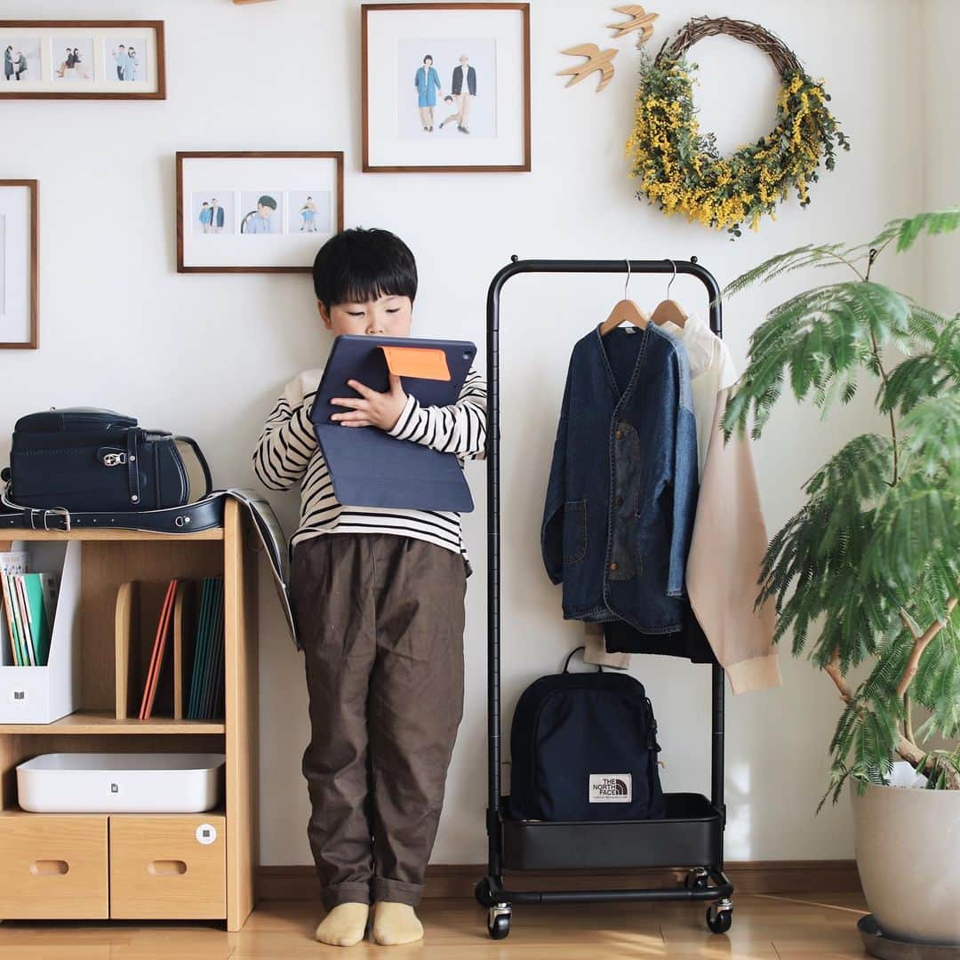 きなこのインスタグラム：「ぐんぐん成長期な息子、秋に着てた服はもう入らず、新しく買った春服は150サイズ👀 もう無印のキッズサイズも最後になってしまった😳 シンプルで可愛いなと思うデザインの子供服って130.140までが多くて、150.160まで作ってくれているものを見つけると嬉しくなります🙏✨  写真のハンガーラック、大人用に買ったものだったけど、高さ調節できるので低くすると子ども用にぴったり。成長に合わせて高さを変えて使えるのはいいな♩下の棚部分にはランドセルも入るよ☺️  ▶︎子ども服やこのハンガーラックなど、詳しくはストーリーに☺︎」