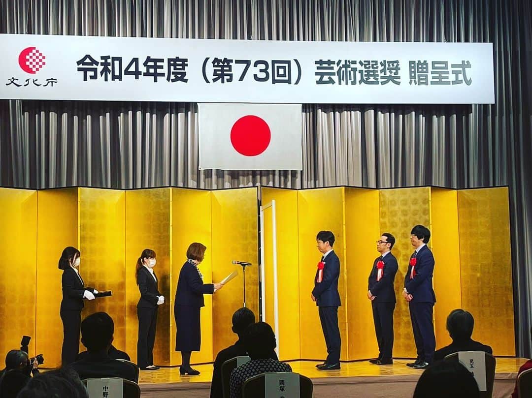 角田晃広のインスタグラム：「大衆芸能部門新人賞いただきました。 驚きしかありません。 ありがとうございます！  #東京03」