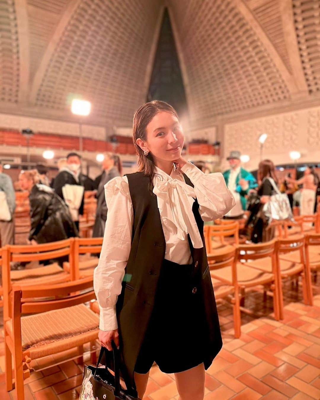 ほのかさんのインスタグラム写真 - (ほのかInstagram)「fw23 runwayshow🤍  シアーや背中見せ、 程よい肌見せがヘルシーで素敵だったし、  近くだから見える、 キラキラとしたチークもすっごく可愛かった✨  @tiit_tokyo  #tiittokyo#runwayshow #fashionshow#japan#tokyo #tokyofashion #ティート#ティートトウキョウ #淀橋教会」3月9日 21時10分 - nononon159