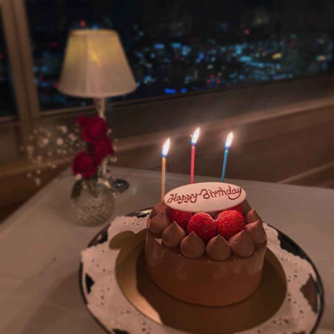 小嶋菜月のインスタグラム：「🎂💝🍰🎉✨ . . 昨日はお祝いのコメント、 たくさんありがとうございました🥹🧡 . . 28歳も頑張るぞ〜🥳🫶 . . #20代も　#あと少し　#楽しもう  #🥰」