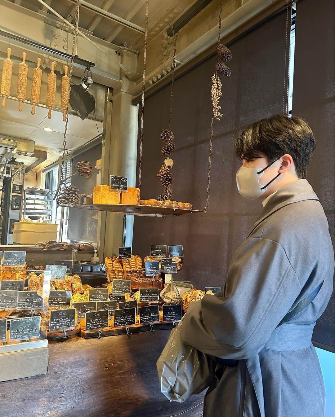 西片圭佑さんのインスタグラム写真 - (西片圭佑Instagram)「🥐🥪🥖 これは美味しい！！！🤤  パンの世界大会で日本人初の総合優勝 を達成された方のお店𖠚(テイクアウトのみ)  風がとても強い日でした。 __________________________ #自由が丘カフェ #自由が丘グルメ #自由が丘ランチ #韓国ファッション #韓国ヘア #ダウンパーマ #asclo」3月9日 21時12分 - keisuke_nishikata
