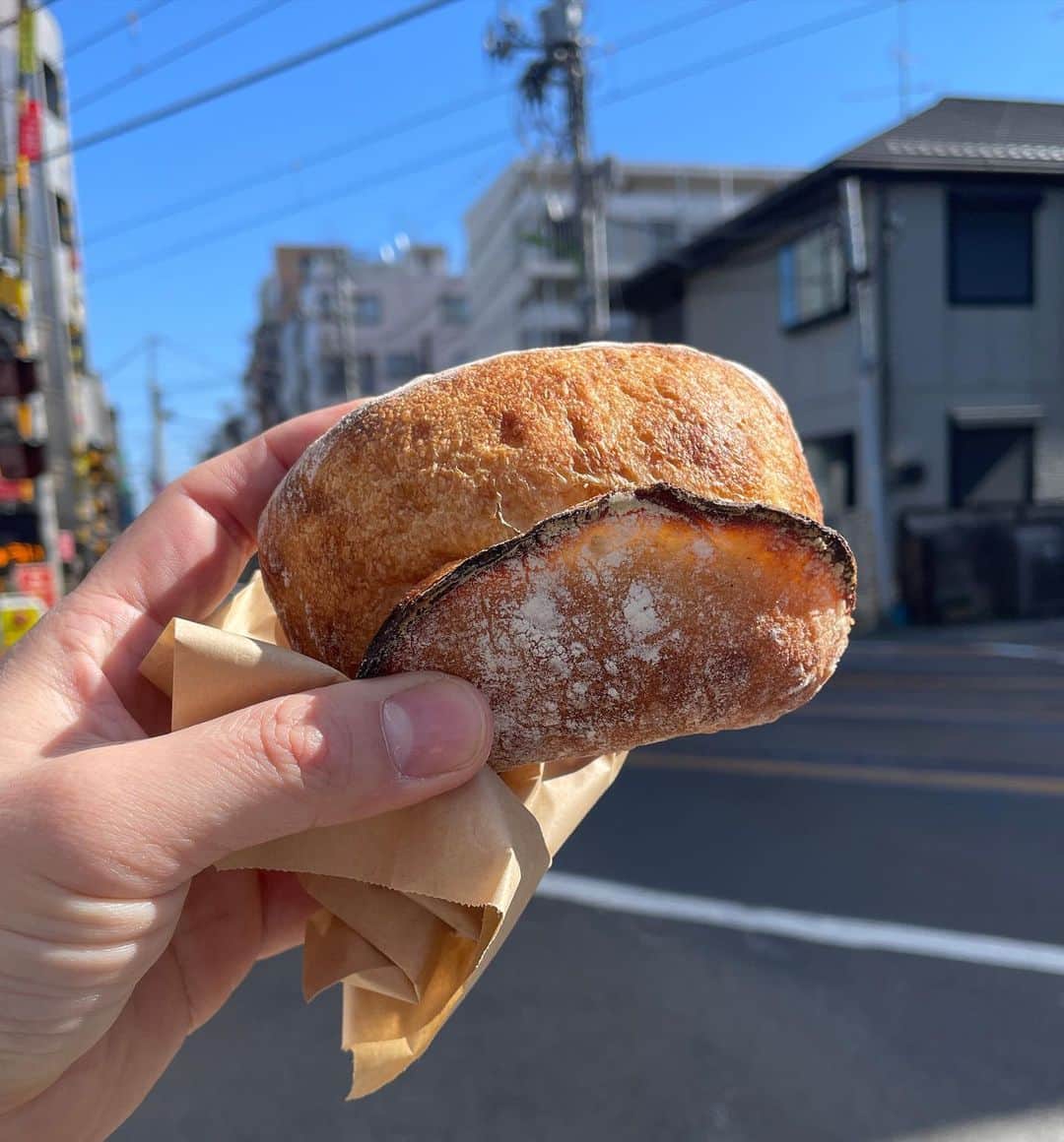西片圭佑さんのインスタグラム写真 - (西片圭佑Instagram)「🥐🥪🥖 これは美味しい！！！🤤  パンの世界大会で日本人初の総合優勝 を達成された方のお店𖠚(テイクアウトのみ)  風がとても強い日でした。 __________________________ #自由が丘カフェ #自由が丘グルメ #自由が丘ランチ #韓国ファッション #韓国ヘア #ダウンパーマ #asclo」3月9日 21時12分 - keisuke_nishikata