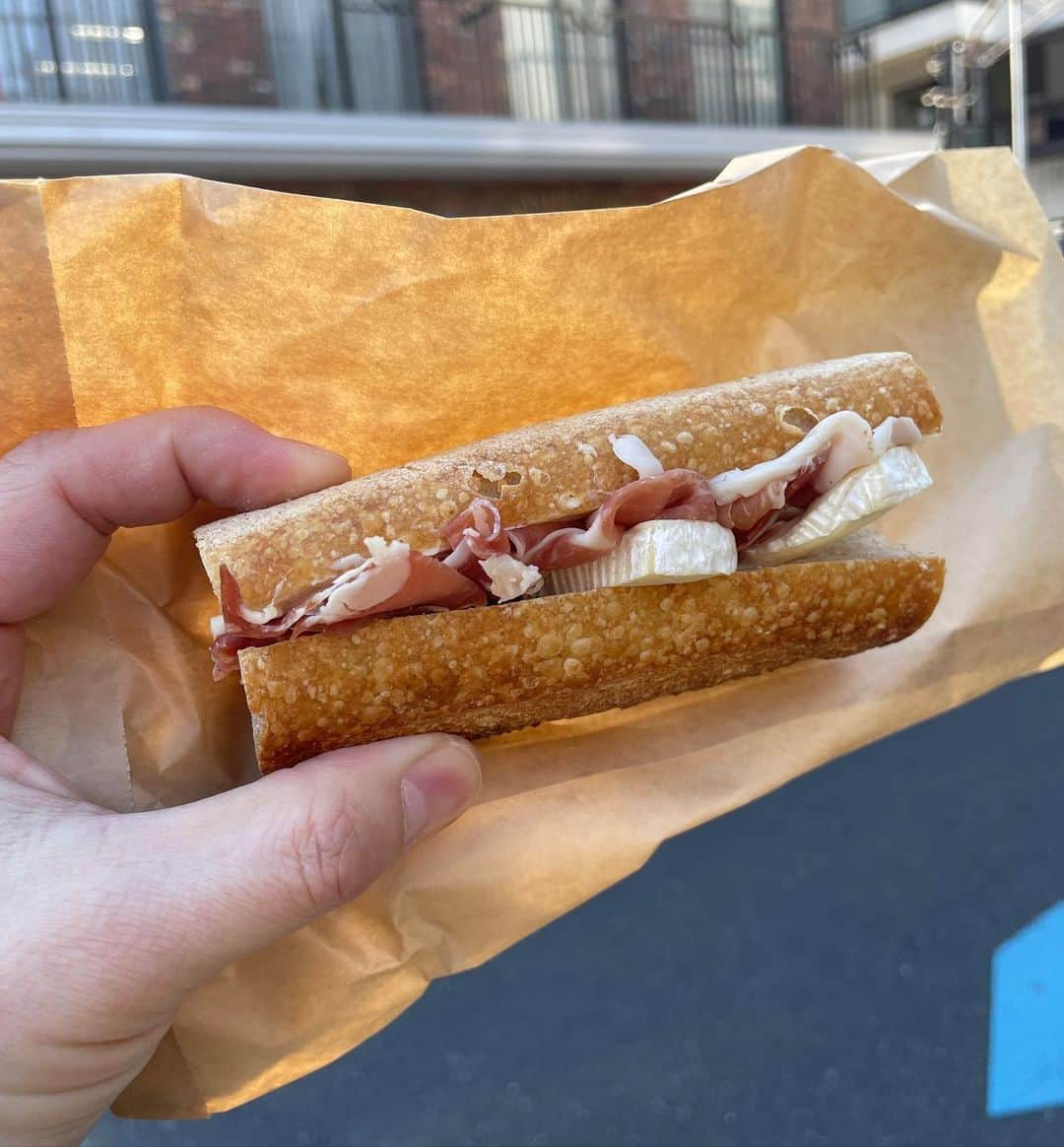 西片圭佑さんのインスタグラム写真 - (西片圭佑Instagram)「🥐🥪🥖 これは美味しい！！！🤤  パンの世界大会で日本人初の総合優勝 を達成された方のお店𖠚(テイクアウトのみ)  風がとても強い日でした。 __________________________ #自由が丘カフェ #自由が丘グルメ #自由が丘ランチ #韓国ファッション #韓国ヘア #ダウンパーマ #asclo」3月9日 21時12分 - keisuke_nishikata