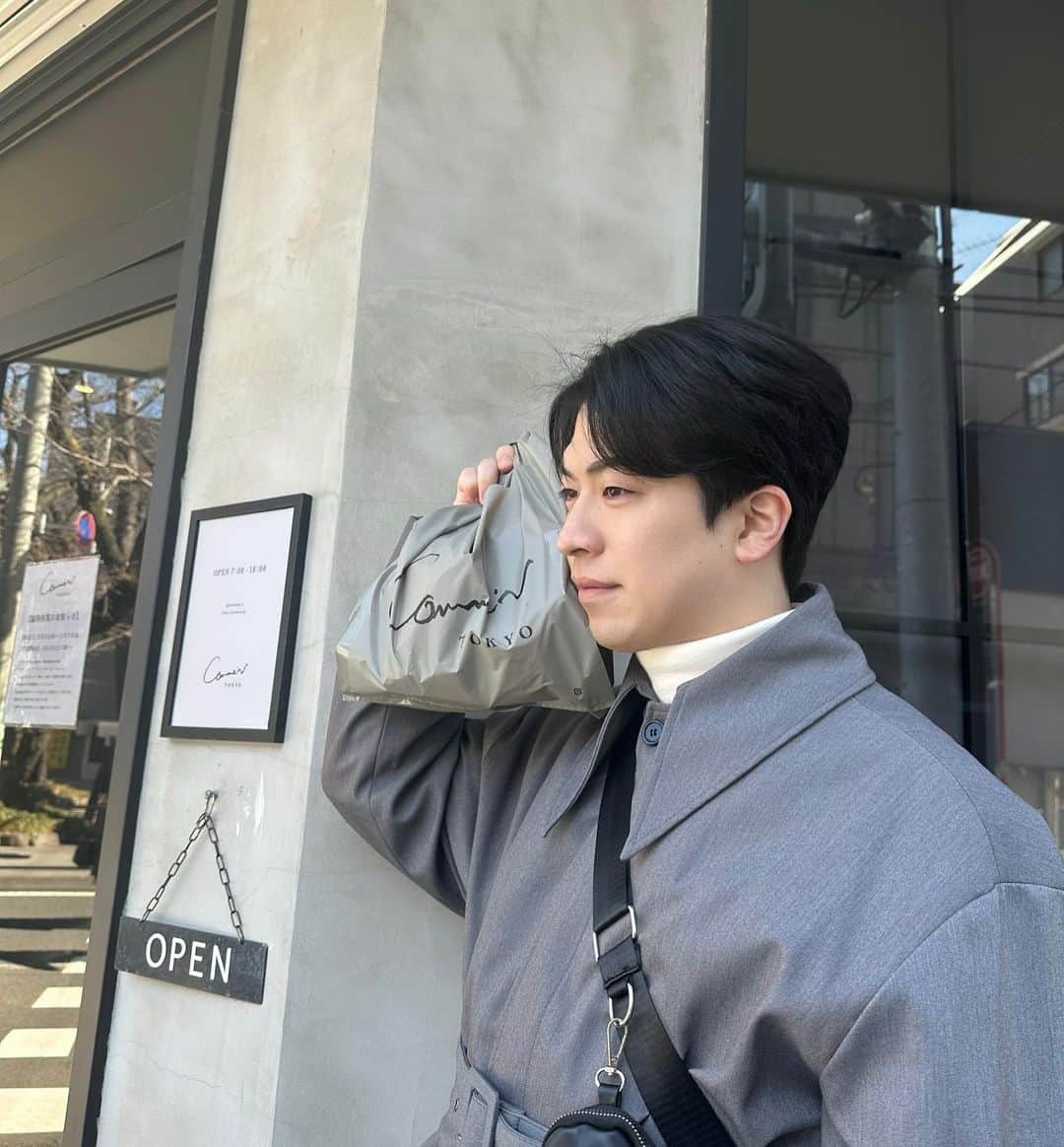西片圭佑さんのインスタグラム写真 - (西片圭佑Instagram)「🥐🥪🥖 これは美味しい！！！🤤  パンの世界大会で日本人初の総合優勝 を達成された方のお店𖠚(テイクアウトのみ)  風がとても強い日でした。 __________________________ #自由が丘カフェ #自由が丘グルメ #自由が丘ランチ #韓国ファッション #韓国ヘア #ダウンパーマ #asclo」3月9日 21時12分 - keisuke_nishikata