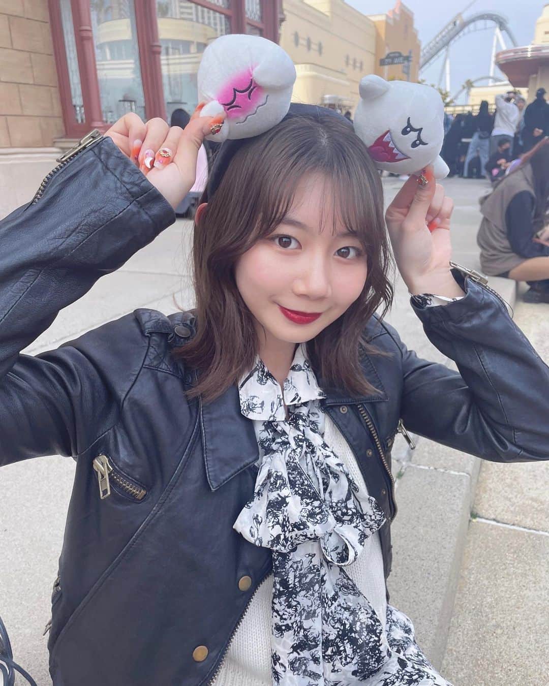 のインスタグラム：「ユニバ春服コーデ🤍🌎  テレサのカチューシャに合わせて白黒コーデにしてみました🖤 ブラウス×革ジャン最強❕  ワンピース▶︎Chico  #ユニバ #ユニバコーデ #ユニバーサルスタジオジャパン  #春服コーデ #白黒コーデ #革ジャン #革ジャンコーデ #革ジャン好き #テレサカチューシャ #マリオ #ホワイトコーデ  #骨格ウェーブ #関西サロモ #関西サロンモデル #サロモ #ユニバカチューシャ」
