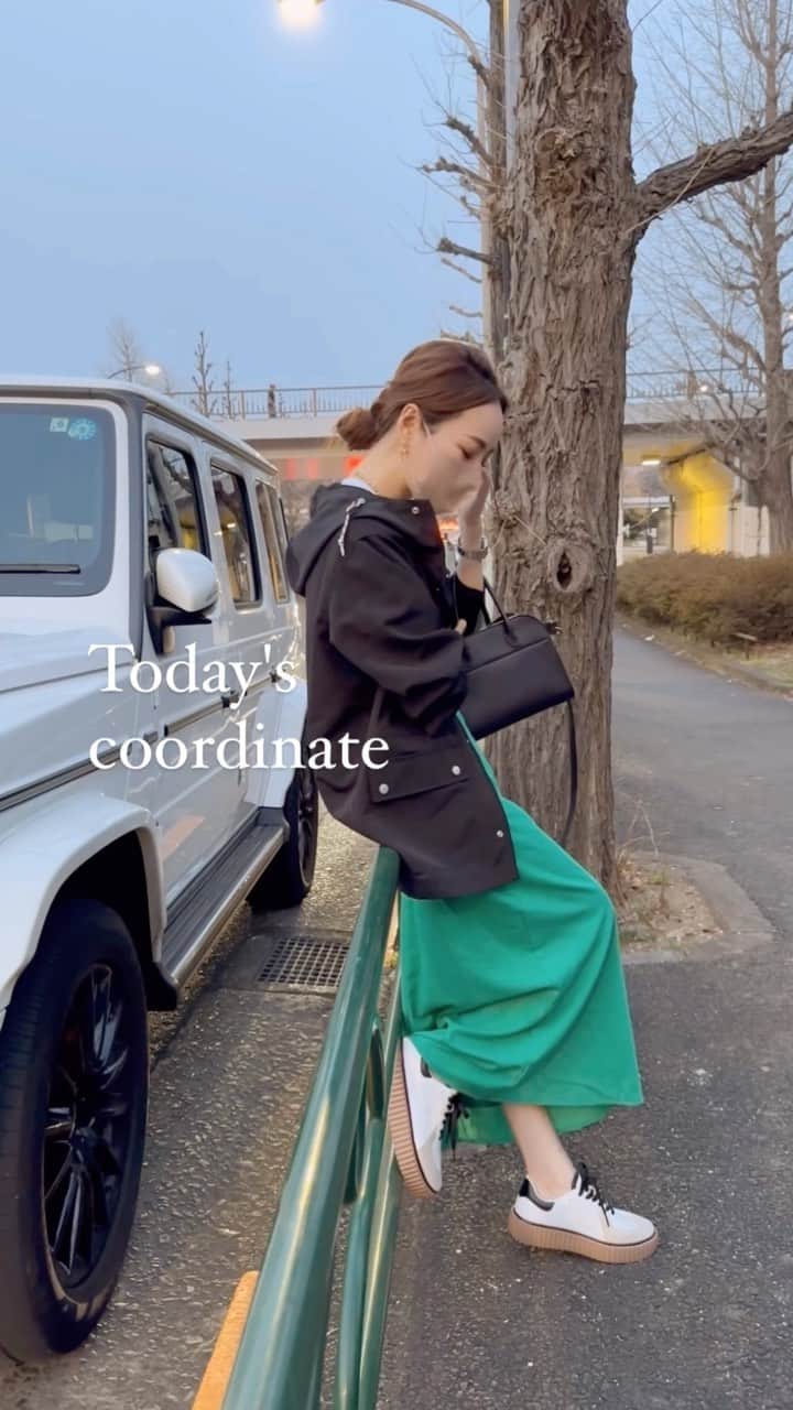 星玲奈のインスタグラム：「ついにコートなしでも快適😁 そして足元もタイツなしでもいける！！  トレンドの厚底スニーカーは @classicalelf_official ×JaVaのレトロライト❤️ （カラーはブラウン、23.5cmでMサイズにしました） 厚底スニーカーって、その見た目通りずっしり重いのも多いけれど これはびっくりするほど軽いので、1日履いていてもつかれにくい😍 ソールのカラーもレトロな配色😊 スニーカーはついついまっ白を選びがちだけど ソールが違うだけで、いつもと雰囲気が変わって新鮮❤️ ・ #クラシカルエルフ #classicalelf #エルフコーデ #タイアップ #java #ジャバ #uniqlo #gu #zara #ユニクロ #ジーユー #ザラ #zozo #zozotown #zozo購入品 #zozotown購入品 #スニーカー #厚底スニーカー #ユニセックス #スポーツカジュアル #春服 #春コーデ #春服コーデ #大人コーデ #大人カジュアル #プチプラ #プチプラコーデ」