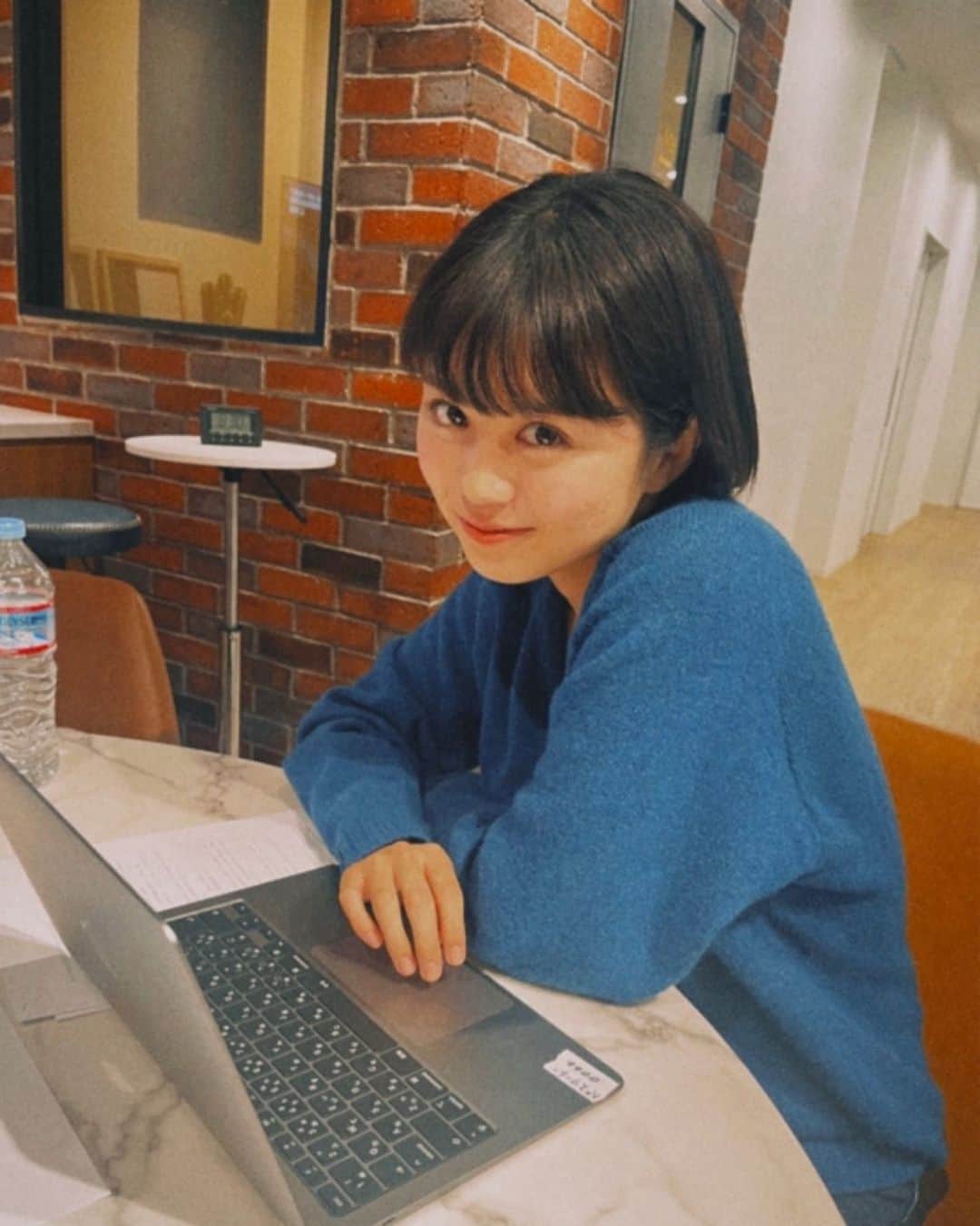 金野美穂のインスタグラム：「寝汗でもう春だもんなーと思う今日この頃。  布団に潜って寝るのが好きなので 冬を引っ張りまた二度寝。  この春パソコンデビューしました 完全にやってる風､､､､ 使いこなせる様に頑張ります」