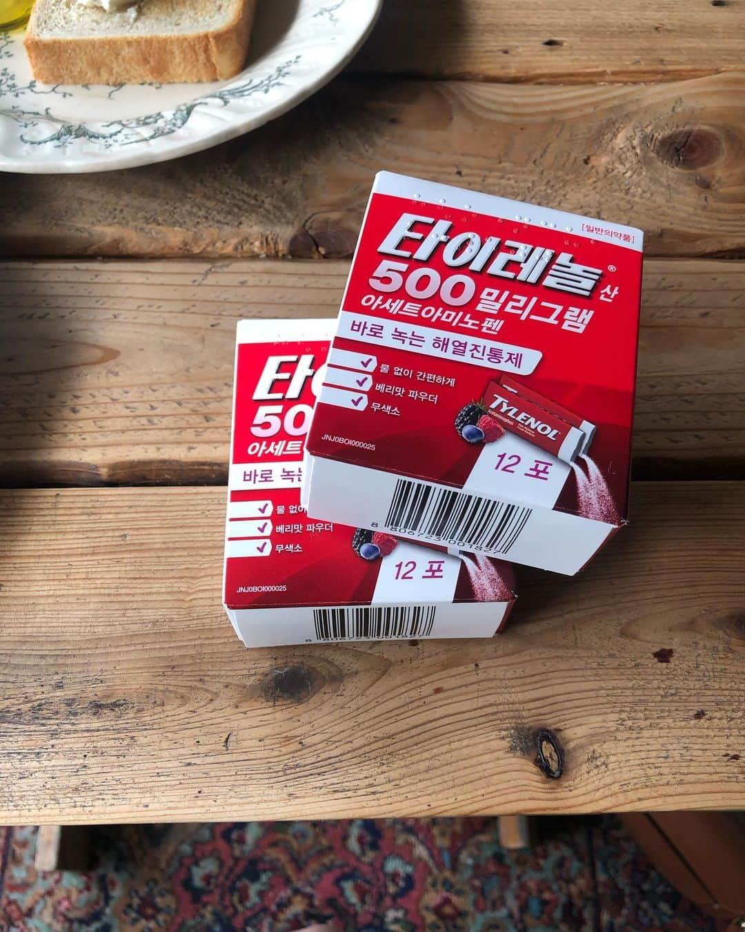 ユンジュさんのインスタグラム写真 - (ユンジュInstagram)「#광고 @tylenol_korea 머리가 아플 땐 ..!? 🤒 이번에 멀티통증솔루션! 타이레놀에서 성인용 파우더 스틱형 진통제 ‘타이레놀산 500mg’ 제품이 출시 되었어요. 파우더 형이라 물 없이 섭취 가능하고 혀에 닿자마자 빠르게 녹아 흡수된다고 해요. 달달한 와일드 베리맛이라 거부감도 없을 것 같아요. 스틱으로 소분되어 있어서 간편하게 휴대 가능한 점이 좋을 것 같아요🦦💊  수입/판매: 한국존슨앤드존슨판매(유) 광고심의필: 2023-1661-002115」3月9日 21時27分 - __pink_tape