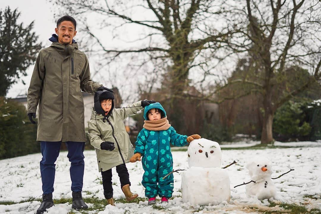 森岡亮太のインスタグラム：「・  3月に大雪！ 雪だるま作ったり、雪合戦したり 冬の終わりを楽しみました⛄️！  #雪だるまつくろー」