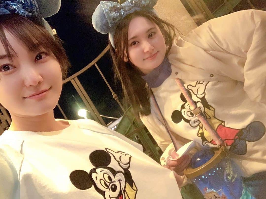 大久保聡美のインスタグラム：「今更どころじゃないけど クリスマスシーズンにやすぴ @rina.yaaasss と 双子コーデしてディズニーデートしたんだよ🤭❤️ ビリーヴまた観たいなぁ🤩🌌  #ディズニー #ディズニーシー  #乗り物一つも乗ってない」