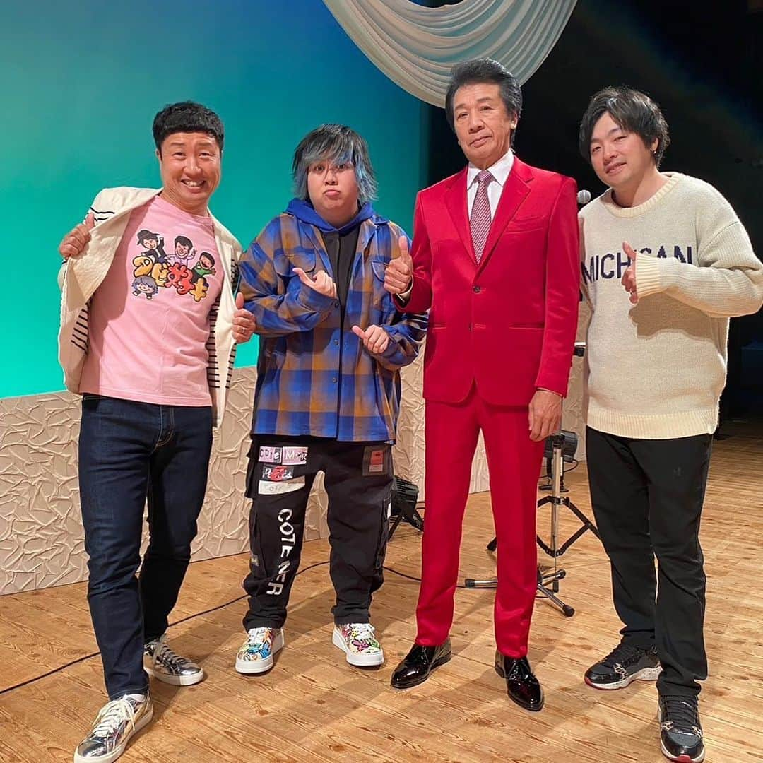 前川清のインスタグラム：「3月のファミリーコンサートも 全公演を無事終了🎤しました！  ご来場頂いた皆様ありがとうございました🙌  九州地方の皆様、6/24,25福岡博多座での 55周年記念コンサート「ありのままに」で またお会いできます様に✨ チケットは4/15より発売開始🎫です。 応援よろしくお願いします。  #前川清 #赤いスーツがビシッとお似合い #えとう窓口 さん #ジャケットプレイ😎か！？！ #紘毅 #侑那 #ファミリーコンサート」