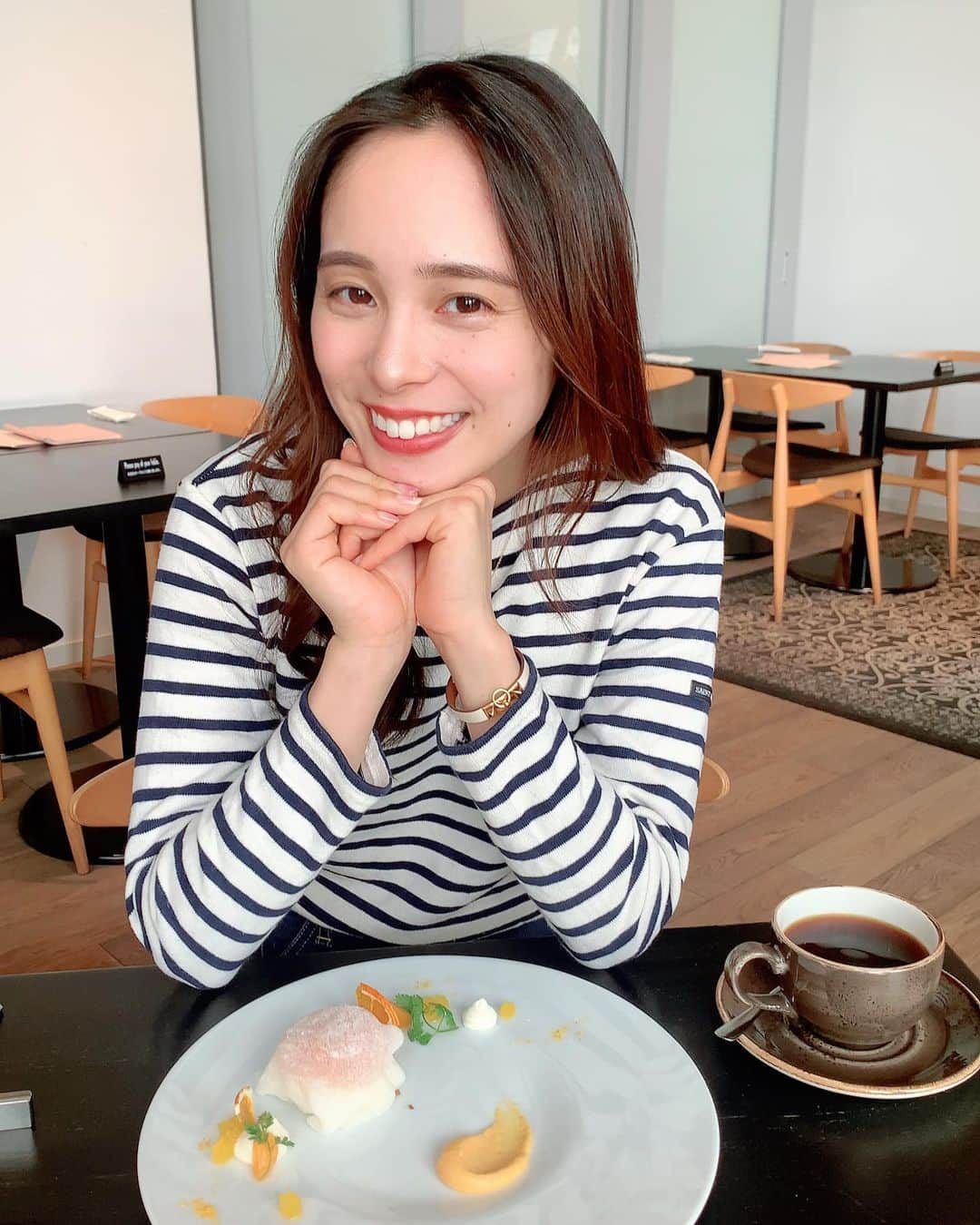 白井ゆかりのインスタグラム：「.. きゃわゆっきーとランチに行った日❤️🐮  久々にゆっくり話せて楽しい時間でした♪  前に雪グミ❄️をあげたのを覚えててくれて、ゆかりせんべいお返しでくれたよ🦞💕 優しいね。。🫶🏻らぶ」