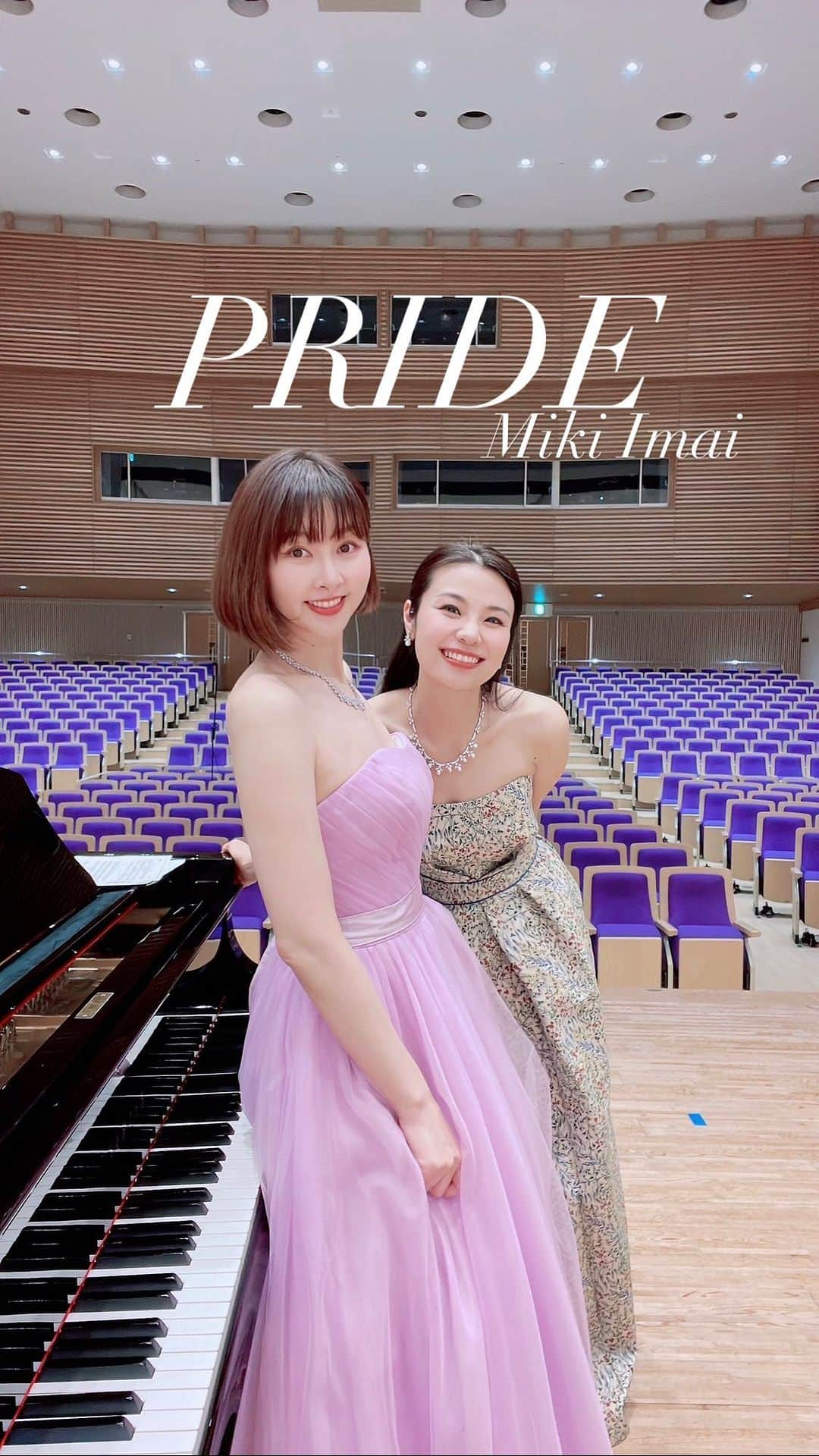 相沢礼子のインスタグラム：「PRIDE  MIKI IMAI  #pride  #今井美樹 さん  Vocal: @reikoaizawa828  piano: @ayako.0909   #live #duo #piano #pianopractice #ピアノ　#ライブ #happy #music  #love #dress #photooftheday  #photography  #centforce  #セントフォース #相沢礼子」