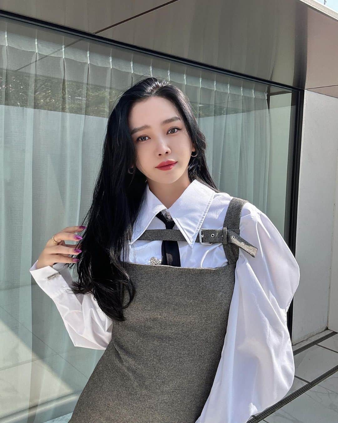 megbabyのインスタグラム：「今日は白シャツにネクタイ🖤🤵🏻‍♀️  PH SENSITIVEクリームのレビューを見てたら改めて感動しちゃって初心に戻ってパワーが出たの🦾 愛おしくて自然とシロクロコーデに引き寄せられてた🥹  これも愛とゆうんだよ。 愛しか勝たん🫶🏻」
