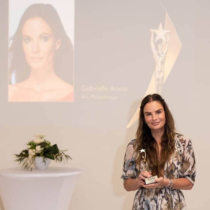 ガブリエル・アンウォーのインスタグラム：「Receiving an Innovation Award for my delightful philanthropic ventures! Thank you @nicoleshelleyinc @innovationawards2023 @nicoleshelleymodels @onesir  @kaufmanrossin @bentleyresidencemiami @carillonhotel @sfbjnews  @shareefmalnik」