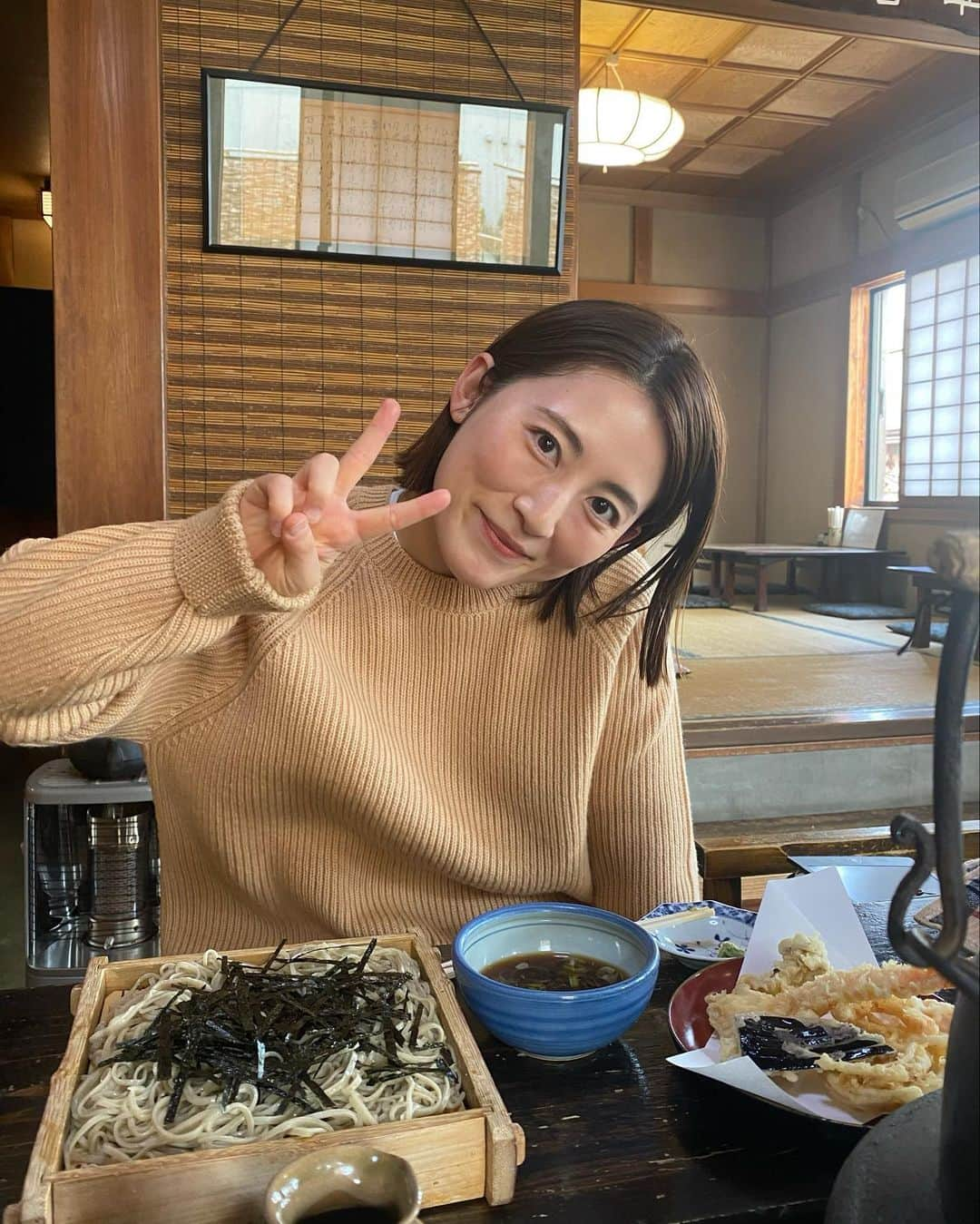 福田彩乃さんのインスタグラム写真 - (福田彩乃Instagram)「. #好きなお蕎麦屋さん#蕎麦屋でピース#絶賛沈黙期間中#常にメモパッド持ち歩いてすぐなんか伝えたがる女#おしゃべり女#我慢できない女#集中すると舌出る癖#声帯早く治って#切実」3月9日 21時59分 - ayanofukuda_official