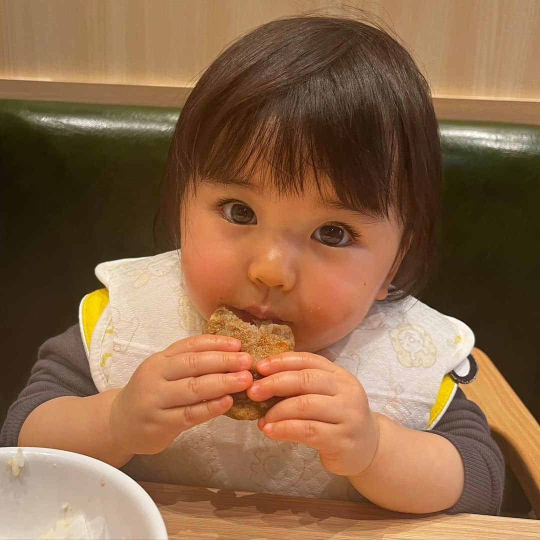 佐竹正史のインスタグラム：「味わってご飯を食べる 大事よね 美味しいって幸せ  #佐竹娘 #やよい軒 #1歳3ヶ月 #子育てパパ  #子育てパパと繋がりたい  #パパ芸人 #ビスケッティ佐竹」