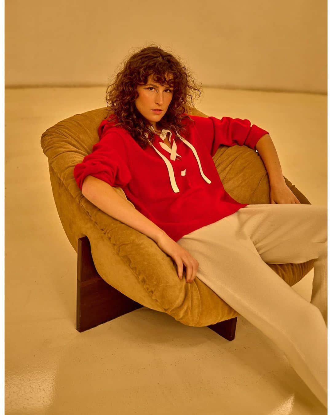 のインスタグラム：「Another red moment from Cruise 23. Cardinal red Alabama hoodie with signature lacing 🔥 @driellyoliveira photographed by @alvarofraguasphoto for @olhomagazine art direction @zkperdigao ⚡️⚡️⚡️」