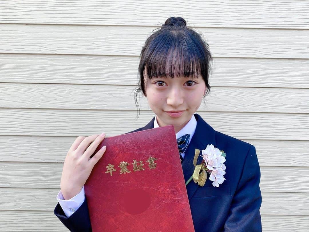 横溝菜帆のインスタグラム：「.  昨日、無事に中学校を卒業しました🌸  マスク姿で始まった中学の3年間は、 コロナ禍で中止になった行事がたくさんあって お仕事で参加できない行事もありました。  でも、卒業式までの1か月間 遠足や球技大会、お別れ会など、 たくさんの行事を先生方が計画してくれて、 中学3年間で1番楽しい時間を過ごせました✨  卒業式って、こんなにも涙がでるものなんですね。  最後はみんなで写真を撮りあって、 また会おうね！って、笑顔で別れました☺️  .  優しく指導して見守ってくださった先生、 ずっと友達でいてくれたみんな、 中学生時代もたくさん応援してくださった皆さん、 心から感謝しています😌🕊  #横溝菜帆」