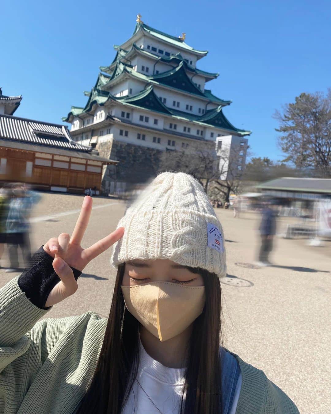 のインスタグラム：「名古屋城🏯✨  舞台後、実は家族と名古屋観光してから帰ってきました！  久しぶりに家族とゆっくり過ごせた🥰  #名古屋 #名古屋観光 #名古屋城 #金箔ソフト #春 #梅」