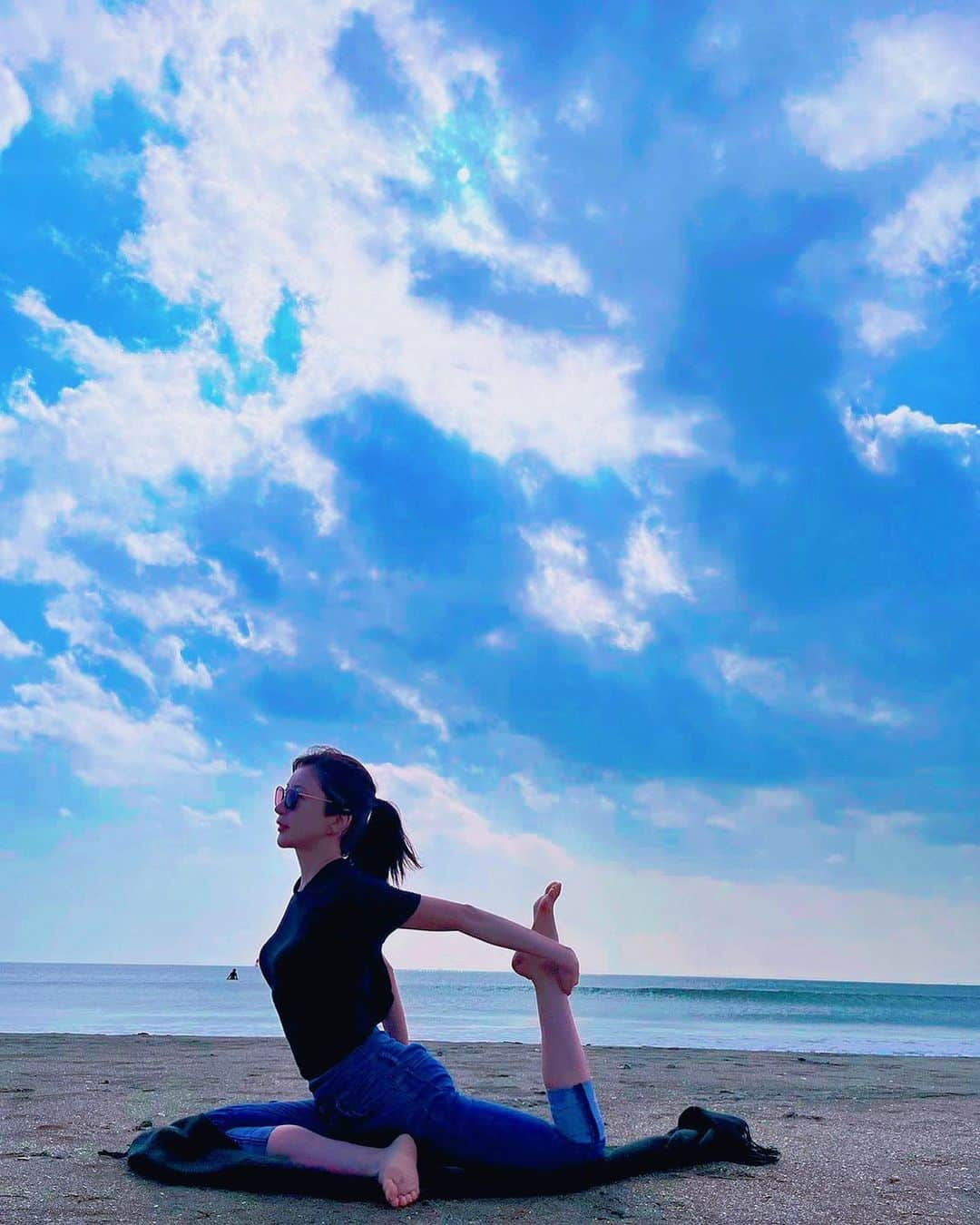 中村江莉香さんのインスタグラム写真 - (中村江莉香Instagram)「🌸Yogaイベントのお知らせ🌸  3/19(日)  13:00～15:00 【VYOGA in ROPPONGI】  Yoga × Vegan🧘‍♀️(Lunch Plate🍴)  -心と体が喜ぶ=地球が喜ぶ-  @elama_tokyo  ⬆︎ ご予約はDMへ...📩🤍  港区六本木５丁目１６−５２ インペリアル六本木FORUMビル 2号館 s202号室   Elama Tokyoの内装は#六本木の森 をイメージしてデザインしました🌳 非日常の空間で自分に癒しの時間を..🍃🌿  #ヨガは私の人生の一部 🌊 #ヨガマットが無くても大丈夫  #ストールは万能 🕊💁‍♀️  #ヨギーニ #ヨガ好き#ヨガ #yoga #ヨガインストラクター #ヨガウェア #朝ヨガ #ヨガレッスン #瞑想 #フィットネス #ヨガイベント #ヨガマット #ヨガスタジオ #yogini #アーユルヴェーダ #ヨガポーズ #ボディメイク #ヨギーニ #プライベートレッスン #太陽礼拝 #ヨガ好き #ヨギーニと繋がりたい #ryt200 #全米ヨガアライアンス #全米ヨガアライアンスryt200 #ヨガインストラクター仲間 #yogaインストラクター #ymcメディカルトレーナーズスクール」3月9日 21時58分 - erica_nakamura