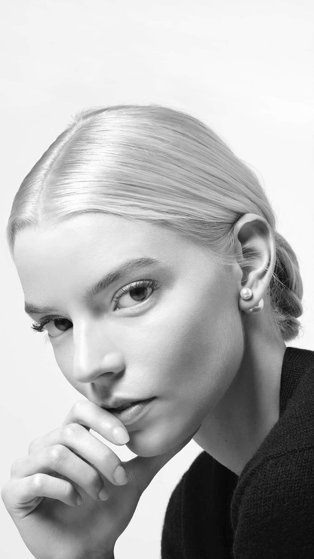 アニャ・テイラー＝ジョイのインスタグラム：「What's it like being @AnyaTaylorJoy? The actress and Dior global ambassador shares some thoughts on what fires her, what tires her, who inspires her, and how her ever-adaptable #DiorLady9522 by @MariaGraziaChiuri easily finds a place amid it all. The bag is now available in select boutiques worldwide. © Video: @TessAyano Photo: @BrigitteLacombe」