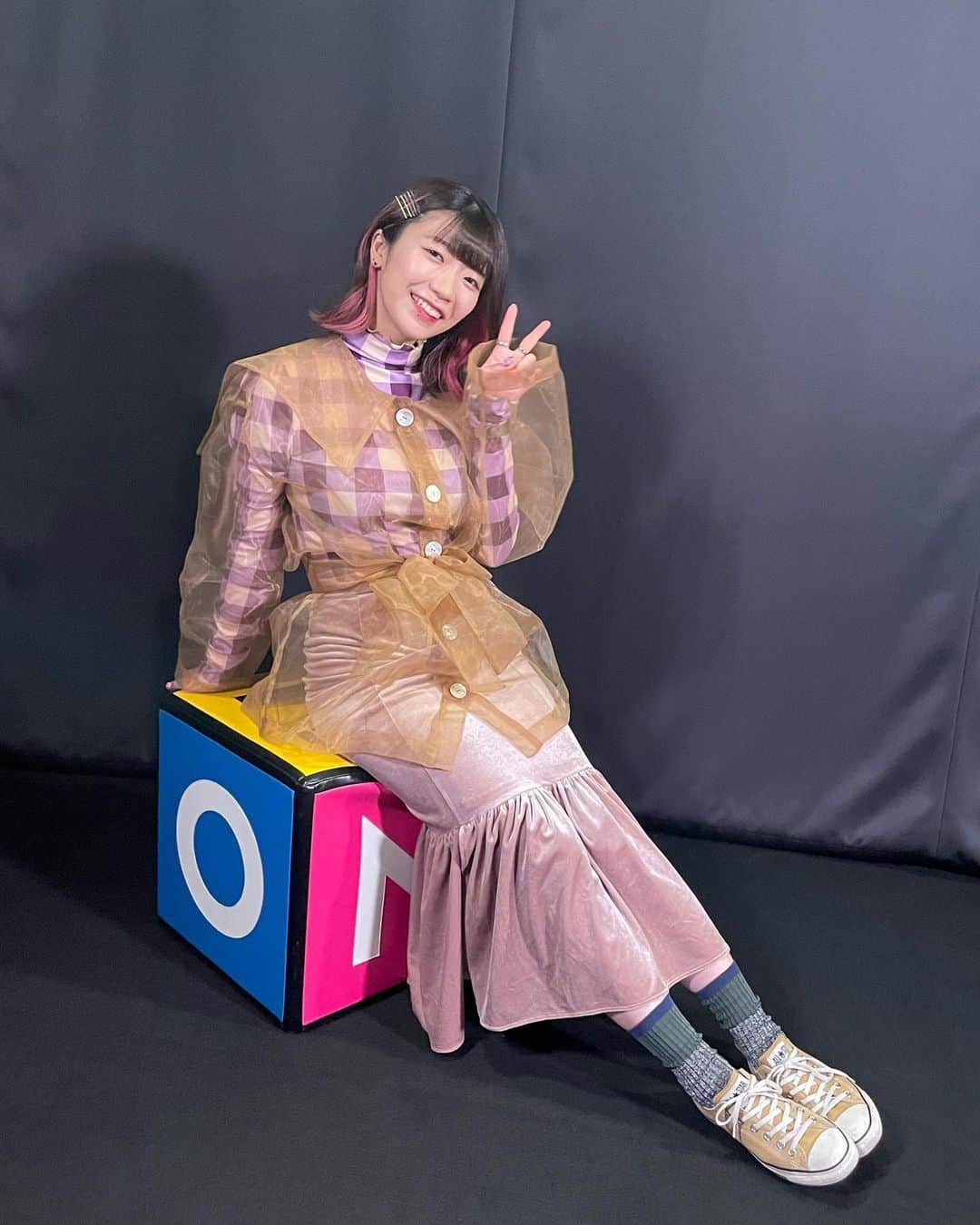 ぱいぱいでか美のインスタグラム：「まねきケチャさん特番MCのときの衣装💟 . 最近はスタイリストさんに衣装を用意して頂くことが多いんですが M-ON!の時は私服のコーディネートでした〜🌈 最近ゲットしたHONEY MIのシフォントップス いろいろ合わせやすそう！ ベロアのスカートも結構前のHONEY MIのです！  先輩メンバー3人の卒業が迫るまねきケチャさんの特番で MCさせてもらったんだけど みんなめちゃくちゃ可愛いしグループのこと好きなんだなぁと思えて 心温まりました……☺️♡ 松下さんが体調不良で欠席だったのが残念ですが ヘアピンには5人のメンバーカラーを🫶🏻 十勝のケーブルテレビでは私個人へのインタビュー含めて特番の放送があるそうなので 北海道の皆さんよろしくお願いします〜 . #HONEYMIHONEY #dearsisterhood #viviennewestwood #converse #でか美衣装 #でか美私服 #でか美ちゃん」