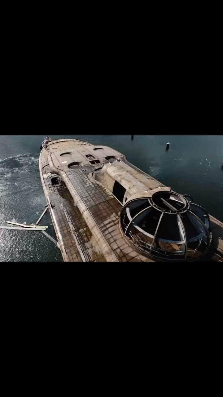 のインスタグラム：「Unveiling. Under Construction.  進水式。ここから完成までは約1年半ほど。全長114.2m。ドイツ ルーセン造船所製。」