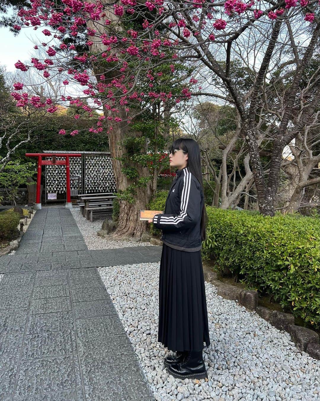 新野彩乃のインスタグラム：「. サウナの日に生まれたって、24回目の誕生日にして初めて知りました♨️ お祝いたくさんありがとうございます！  まだ🔰マーク付きサウナーですが24歳はたくさん整いたいです🧖‍♀️ (今まで、整うって言葉使う人の心理理解できないくらいサウナ嫌いだった女)  . #古着 #fashion #blackhair #黒髪ロング #ootd #古着女子 #サウナ #鎌倉」