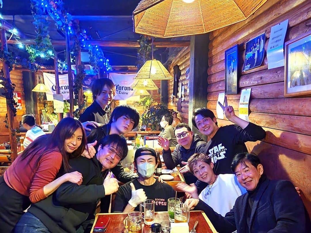 のインスタグラム：「🙏share please🙏 ⚔レジェンドステーキ大戦🥩  🔴ゴーオンレッド🏎 🔴ゴーカイレッド⚔ 🔴レッドターボ🏎 🔴レッドマスク✴️ 🟢ドラゴンレンジャー🐲 🔵ブルードルフィン🐬 ⚫️仮面ライダーBLACK RX🦗  世代の仮面ライダーBLACK RXとドラゴンレンジャーブライの2人がいて最高の空間でした！ ステーキもめっちゃ美味しかった！！ 君は何人解ったかな? 📟古原靖久TVにこの中から2人のレジェンドが登場! profileからYouTubeみてね! ゴーオンジャー15周年と言うことで東映特撮YouTubeにてゴーオンジャーも配信中！！ 🌈私事ですが事務所をフリーになって色々な活動を始めました。 💎ひとつは2枚目にある養護施設出身の経験を活かした講演会の講師としての活動です。 育った環境のせいにして欲しくなくて 《僕でもなんとか生きていけるんだから、皆にもできるよ》ということを伝えたくて全国を回ってます。 気になった方や法人の皆さん、学校の先生など是非 講演会のオファーお待ちしてます。 詳しくはDMに宜しくお願い致します。 💎二つ目は3枚目にある ご当地ヒーロー活性化の意味を込め ✨ローカルヒーローに1日限定変身プロジェクトです。 簡単に言うと僕が理由をつけてローカルヒーローに変身して敵を倒すと言う物です 〜記憶を無くした男が記憶のカケラを求めて全国を旅を している最中、コナンみたいに事件に巻き込まれます。 そこでご当地ヒーローの力を借りて変身し事件を解決。というお話をオファーしてもらい 各地方のヒーロー達と共に話し合い脚本を作っていき、 ヒーローショーに呼んでもらって頂いてます。 こちらもDMにてオファーお待ちしております！ 💎そして３つ目はYouTubeを始めました。 みんな大好きレジェンドヒーロー達とのコラボです🔥 もともとヒーローが大好きでヒーローになったタイプなので、どの世代が見ても刺さる、ヒーロー達のライブラリーを作ろうと思ってます！ 是非ハイライトかプロフィールから📟【古原靖久TV】📟見てください！ チャンネル登録といいねを忘れずにお願い致します!! 続けられるかどうかは皆の応援次第です！ シェアと布教活動のほう宜しくお願い致します！ 切り抜きなども歓迎してます。 字幕をつけられる方も募集中♨️ #ドンブラザーズ #仮面ライダーギーツ 世代の皆も見てね！ 📟シェアお願い致します！ヒーローコラボはYouTubeで👉📟profile Go!!💨 #ゴーオンジャー　#コラボ動画　　#goonger #powerranger #powerrangers #運営さん大好き　#オススメ載りたい　#特撮　#YouTuber #tiktok #tiktokindia #tiktokuni #tiktoker #tiktoknews #tiktoknepal #tiktokph #sharethevideo  #shareplease  #follow #followformorevideo #followers😘thanku #followparty #followers➕ #love #hero #children」