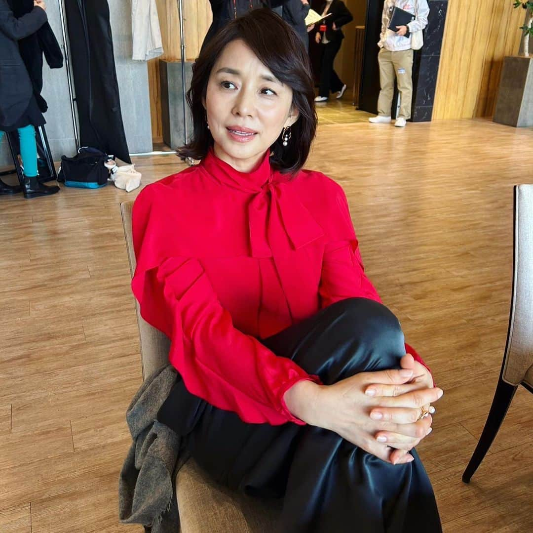 石田ゆり子さんのインスタグラム写真 - (石田ゆり子Instagram)「本日は、 「劇場版　東京MER ~走る救命救急室〜」の 完成報告会見がありました。 赤塚都知事のイメージのままの衣装とメイクで参加しました。映画になったMERは うーん、とにかくすごいことになってます…4月28日公開です👏🏻👏🏻👏🏻‼️ #劇場版東京mer #タマティーノ写真館」3月9日 22時07分 - yuriyuri1003