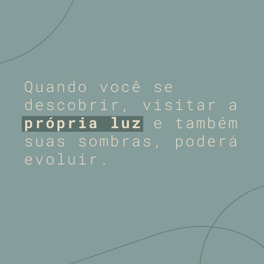 Wanda Grandiさんのインスタグラム写真 - (Wanda GrandiInstagram)「A internet é um lugar maravilhoso de partilha, mas também podem ser nossa ruína. Sabe por que? A Comparação é o Ladrão da Alegria.  Às vezes olhamos outras vidas que consideramos perfeitas com suas alegrias, suas conquistas e momentos felizes, e esquecemos de cuidar do próprio jardim. Mas tudo aqui é apenas um recorte, um pedacinho de uma jornada que começou há anos e anos e já teve altos e baixos. Ninguém sabe o quanto foi preciso cultivar para deixar a grama verde e o solo fértil. Além disso, todos temos problemas que não podem ser compartilhados. Só quem vive sabe o que é real, o que vai pra rede social.   Uma das coisas que mais desejo para o próximo é olhar para dentro, cuidar de si mesmo, do seu emocional, da sua espiritualidade, de Você. Porque o seu jardim só vai florir quando você parar de adubar o terreno do outro. Quando você se descobrir, visitar a própria luz e também suas sombras, poderá evoluir. Nem sempre é tarefa fácil, mas sempre é possível. Estamos na vida para crescer. E isso dói.  Sair da zona de conforto tem um preço alto. Quanto você está disposto a pagar para ter a grama mais verde e as flores mais belas? Para conquistar os seus sonhos, antes será preciso parar de se comparar e querer a vida do outro. Cada um tem o seu destino, a sua jornada. Por isso, também desejo que as pessoas busquem tanto seu autocuidado quanto seu autoconhecimento. E sejam felizes a ponto de sorrir e ver a vida de forma leve, aceitando com gratidão tudo que o Universo lhes trouxer.  Cuide do seu coração e das suas plantinhas com amor, compaixão, bondade e ternura. E lembre-se: não existe vida perfeita, nem todo mundo é feliz todos os dias. Todos experimentamos dores e sofrimentos, mas podemos escolher enxergar a vida como uma oportunidade de agradecer e não de reclamar.  Talvez a sua grama seja tão linda que também é desejada pelos outros, mas você ainda não percebeu o seu valor. Volte para sua casa, regue o seu jardim e as borboletas virão até você. 🍀   #innerpeace #autoconhecimento #gratidao」3月9日 22時07分 - wangrandi