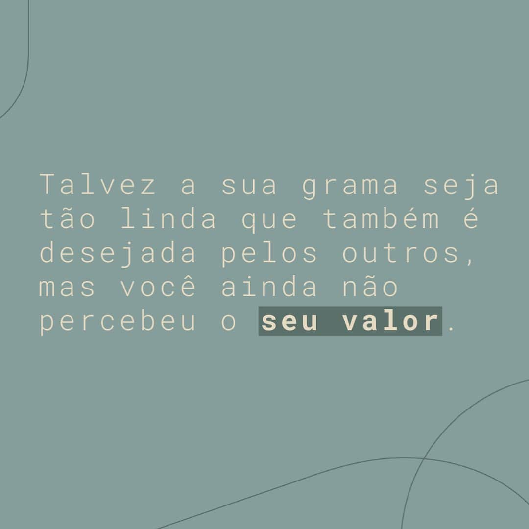 Wanda Grandiさんのインスタグラム写真 - (Wanda GrandiInstagram)「A internet é um lugar maravilhoso de partilha, mas também podem ser nossa ruína. Sabe por que? A Comparação é o Ladrão da Alegria.  Às vezes olhamos outras vidas que consideramos perfeitas com suas alegrias, suas conquistas e momentos felizes, e esquecemos de cuidar do próprio jardim. Mas tudo aqui é apenas um recorte, um pedacinho de uma jornada que começou há anos e anos e já teve altos e baixos. Ninguém sabe o quanto foi preciso cultivar para deixar a grama verde e o solo fértil. Além disso, todos temos problemas que não podem ser compartilhados. Só quem vive sabe o que é real, o que vai pra rede social.   Uma das coisas que mais desejo para o próximo é olhar para dentro, cuidar de si mesmo, do seu emocional, da sua espiritualidade, de Você. Porque o seu jardim só vai florir quando você parar de adubar o terreno do outro. Quando você se descobrir, visitar a própria luz e também suas sombras, poderá evoluir. Nem sempre é tarefa fácil, mas sempre é possível. Estamos na vida para crescer. E isso dói.  Sair da zona de conforto tem um preço alto. Quanto você está disposto a pagar para ter a grama mais verde e as flores mais belas? Para conquistar os seus sonhos, antes será preciso parar de se comparar e querer a vida do outro. Cada um tem o seu destino, a sua jornada. Por isso, também desejo que as pessoas busquem tanto seu autocuidado quanto seu autoconhecimento. E sejam felizes a ponto de sorrir e ver a vida de forma leve, aceitando com gratidão tudo que o Universo lhes trouxer.  Cuide do seu coração e das suas plantinhas com amor, compaixão, bondade e ternura. E lembre-se: não existe vida perfeita, nem todo mundo é feliz todos os dias. Todos experimentamos dores e sofrimentos, mas podemos escolher enxergar a vida como uma oportunidade de agradecer e não de reclamar.  Talvez a sua grama seja tão linda que também é desejada pelos outros, mas você ainda não percebeu o seu valor. Volte para sua casa, regue o seu jardim e as borboletas virão até você. 🍀   #innerpeace #autoconhecimento #gratidao」3月9日 22時07分 - wangrandi