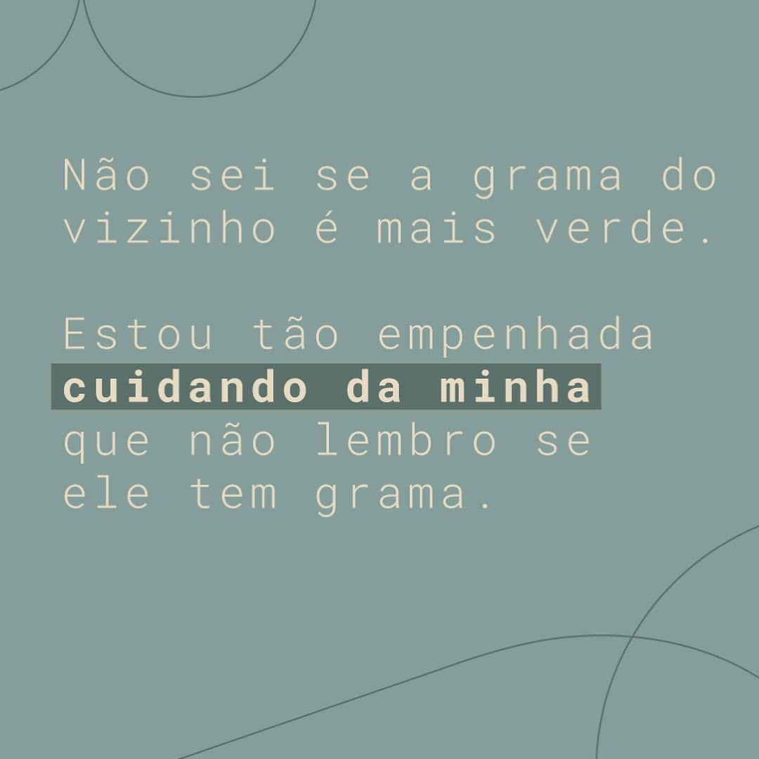 Wanda Grandiさんのインスタグラム写真 - (Wanda GrandiInstagram)「A internet é um lugar maravilhoso de partilha, mas também podem ser nossa ruína. Sabe por que? A Comparação é o Ladrão da Alegria.  Às vezes olhamos outras vidas que consideramos perfeitas com suas alegrias, suas conquistas e momentos felizes, e esquecemos de cuidar do próprio jardim. Mas tudo aqui é apenas um recorte, um pedacinho de uma jornada que começou há anos e anos e já teve altos e baixos. Ninguém sabe o quanto foi preciso cultivar para deixar a grama verde e o solo fértil. Além disso, todos temos problemas que não podem ser compartilhados. Só quem vive sabe o que é real, o que vai pra rede social.   Uma das coisas que mais desejo para o próximo é olhar para dentro, cuidar de si mesmo, do seu emocional, da sua espiritualidade, de Você. Porque o seu jardim só vai florir quando você parar de adubar o terreno do outro. Quando você se descobrir, visitar a própria luz e também suas sombras, poderá evoluir. Nem sempre é tarefa fácil, mas sempre é possível. Estamos na vida para crescer. E isso dói.  Sair da zona de conforto tem um preço alto. Quanto você está disposto a pagar para ter a grama mais verde e as flores mais belas? Para conquistar os seus sonhos, antes será preciso parar de se comparar e querer a vida do outro. Cada um tem o seu destino, a sua jornada. Por isso, também desejo que as pessoas busquem tanto seu autocuidado quanto seu autoconhecimento. E sejam felizes a ponto de sorrir e ver a vida de forma leve, aceitando com gratidão tudo que o Universo lhes trouxer.  Cuide do seu coração e das suas plantinhas com amor, compaixão, bondade e ternura. E lembre-se: não existe vida perfeita, nem todo mundo é feliz todos os dias. Todos experimentamos dores e sofrimentos, mas podemos escolher enxergar a vida como uma oportunidade de agradecer e não de reclamar.  Talvez a sua grama seja tão linda que também é desejada pelos outros, mas você ainda não percebeu o seu valor. Volte para sua casa, regue o seu jardim e as borboletas virão até você. 🍀   #innerpeace #autoconhecimento #gratidao」3月9日 22時07分 - wangrandi