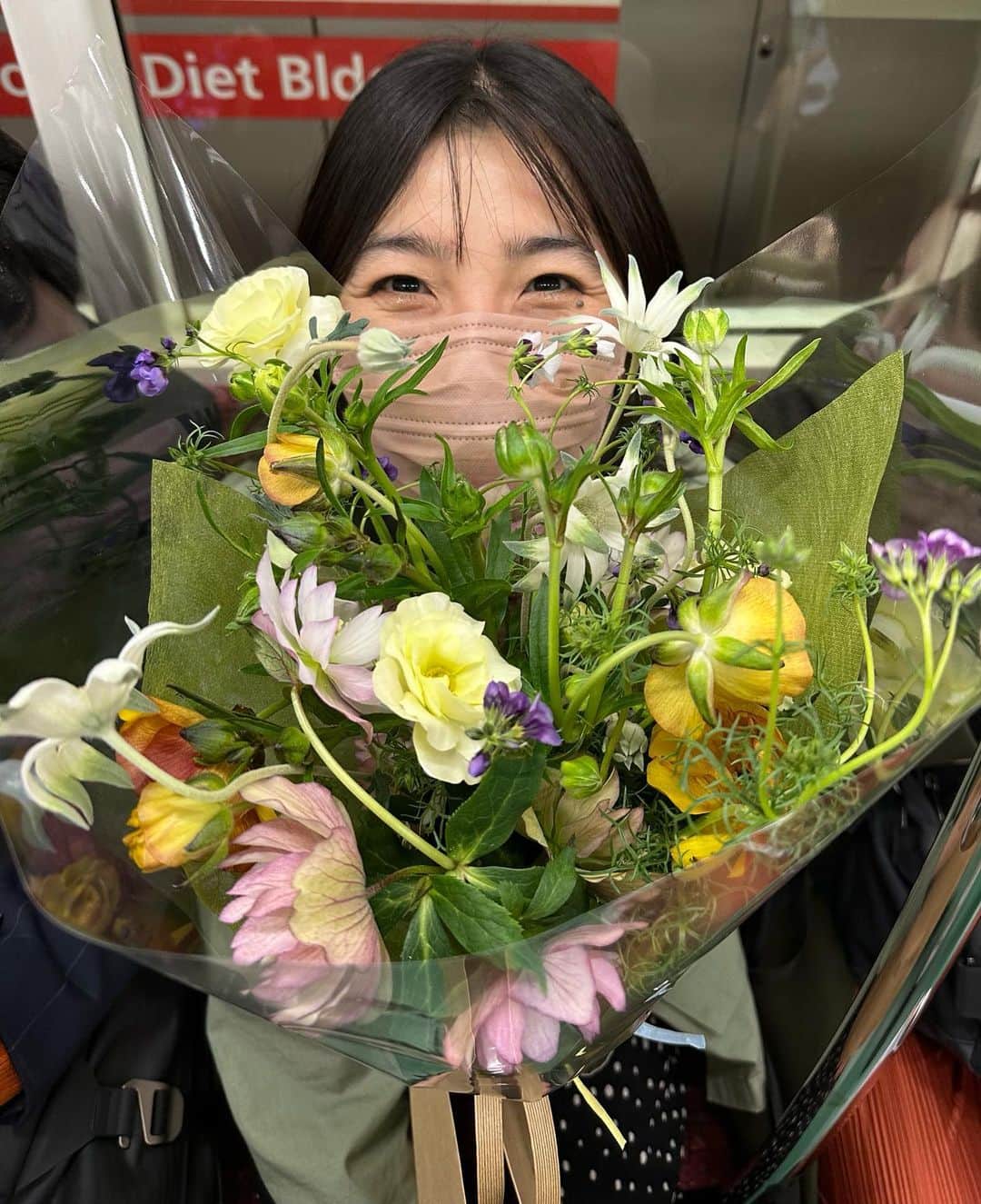 川口花乃子さんのインスタグラム写真 - (川口花乃子Instagram)「スーパー可愛い花束抱えてうはうはですありがとうございます 🌸💕🌈 #flower」3月9日 22時07分 - canocokawaguchi