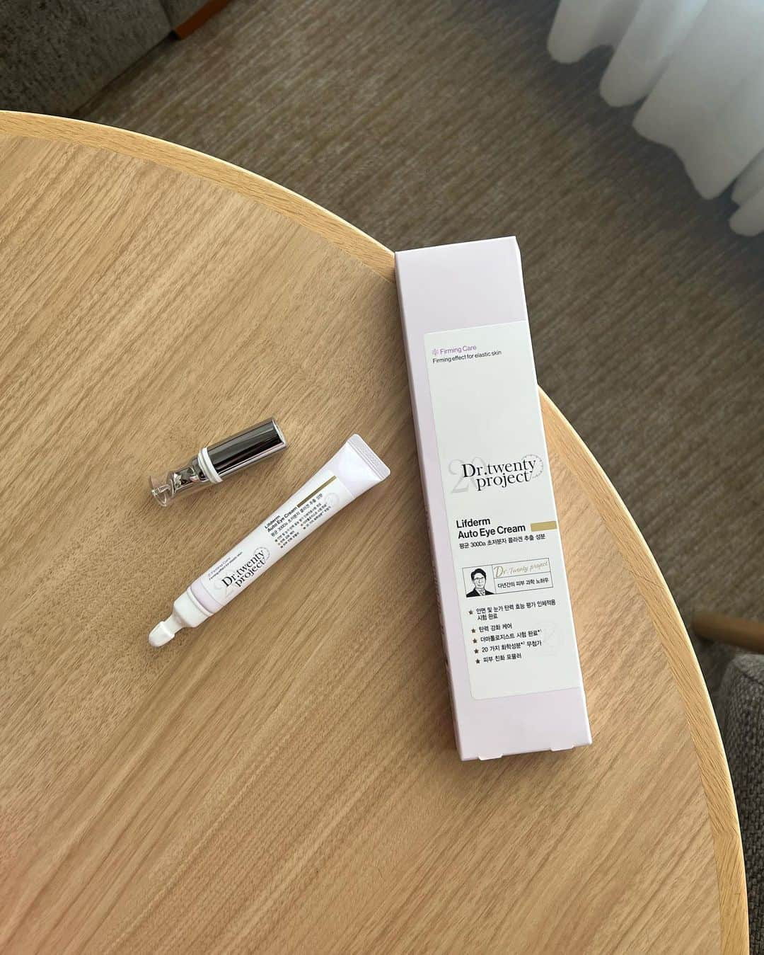 micoのインスタグラム：「⁡ 🪄  Dr. twentyproject  “ Lifderm Auto Eye Cream “  ⁡ 乾燥や花粉で目元のケアが必須なこの季節にぴったりな 韓国のドクタートゥエンティーの人気アイテム、 リプダム オートアイクリームを愛用中です🥼🩺 ⁡ 1分間に12,000回振動するアプリケーター付きなので 普通のアイクリームよりもお肌への浸透率が高く、 目元や顔のしわ・弾力の改善を促してくれます♡♡ ⁡ しっとりとしたクリームテクスチャーで 寝る前に塗ることで翌日ハリがでるので アイメイクのノリがとても良いですし、 目元の他にもシワが気になる場所のポイントケアにも使えそう！ ⁡ Qoo10メガ割だと28%OFFになっていて、 さらにクーポン使用でお得になるので 今のうちににゲットしてみてくださいね💕 ⁡ ⁡ #drtwentyproject #ドクタートゥエンティプロジェクト #リプダムオートアイクリーム #アイクリーム #qoo10 #qoo10メガ割 #メガ割 #コスメ #韓国コスメ #愛用コスメ #アイケア #PR」