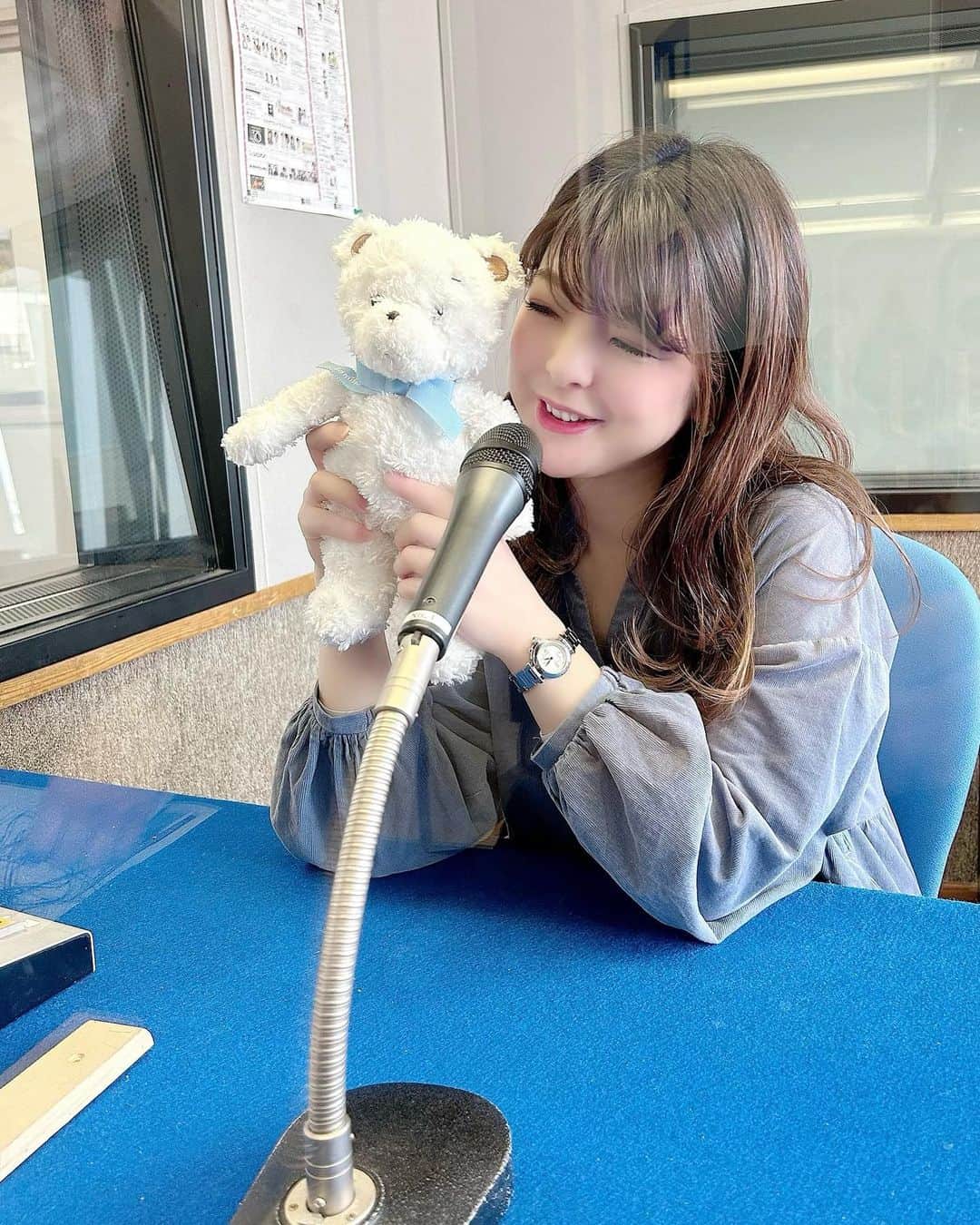 倉窪莉沙のインスタグラム：「* 今日は訳あってファミちゃんと一緒に生放送🧸🍎  #マエオカテツヤの全開木曜日 #マエオカテツヤ さん #wbs #和歌山放送 #和歌山 #ラジオ #アナウンサー #ママ時々アナウンサー #ママウンサー」